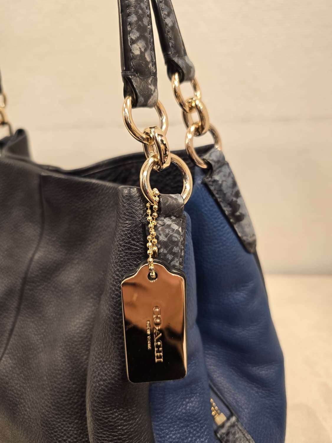 코치 블랙&블루 투톤 가죽 숄더백 가방 상품이미지6