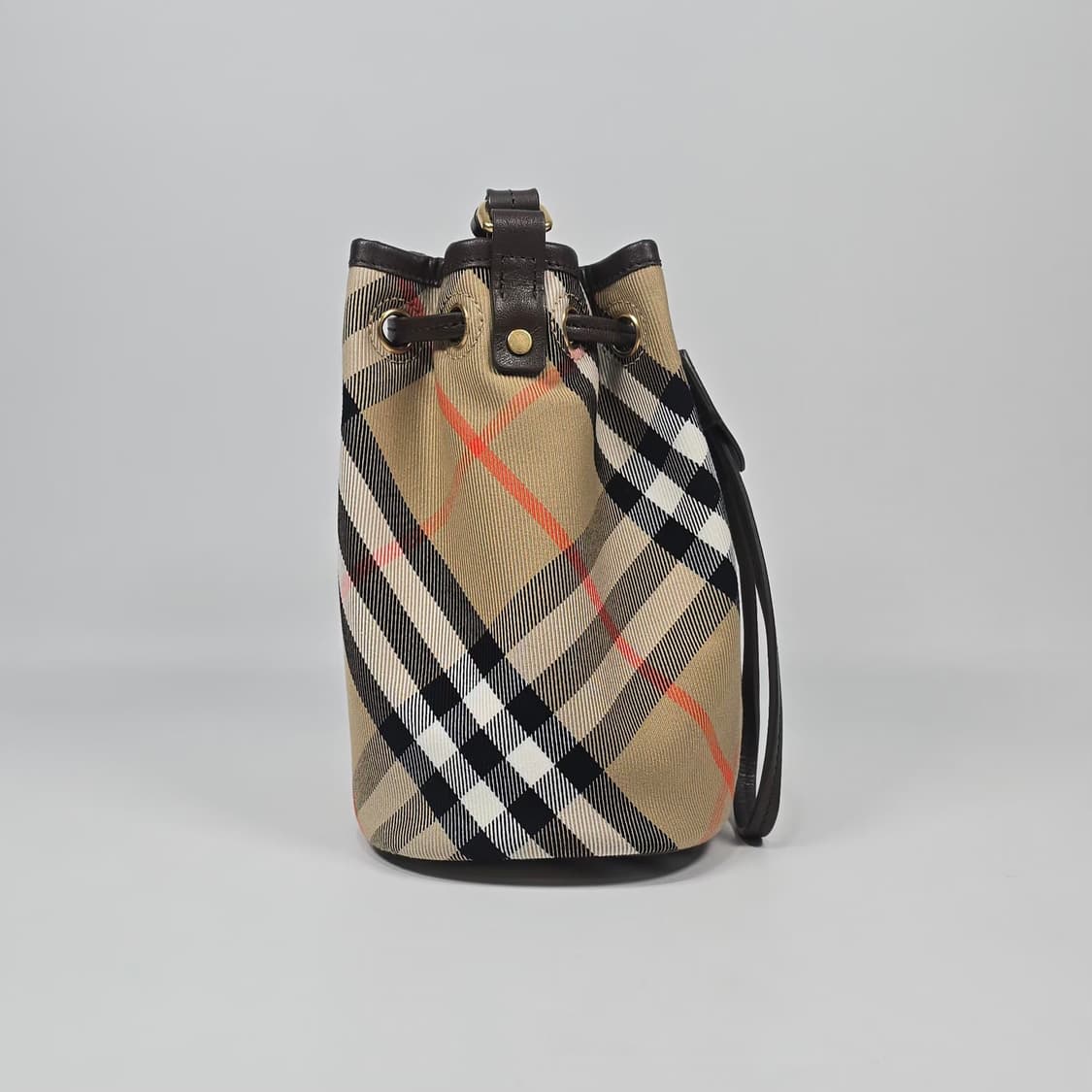 버버리 드로우스트링 버킷 파우치 상품이미지4