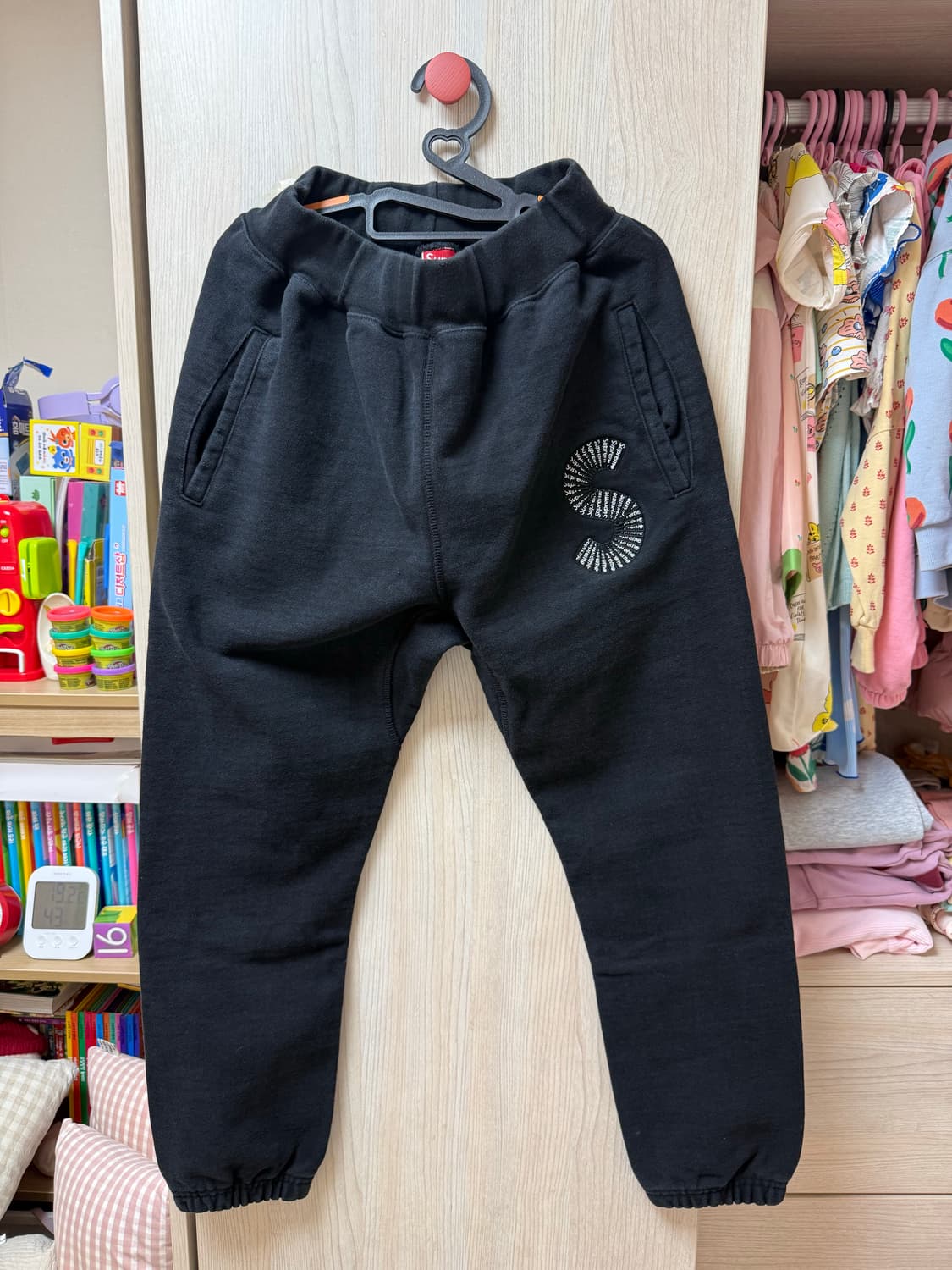 슈프림 S 로고 블랙 스웻팬츠 상품이미지1