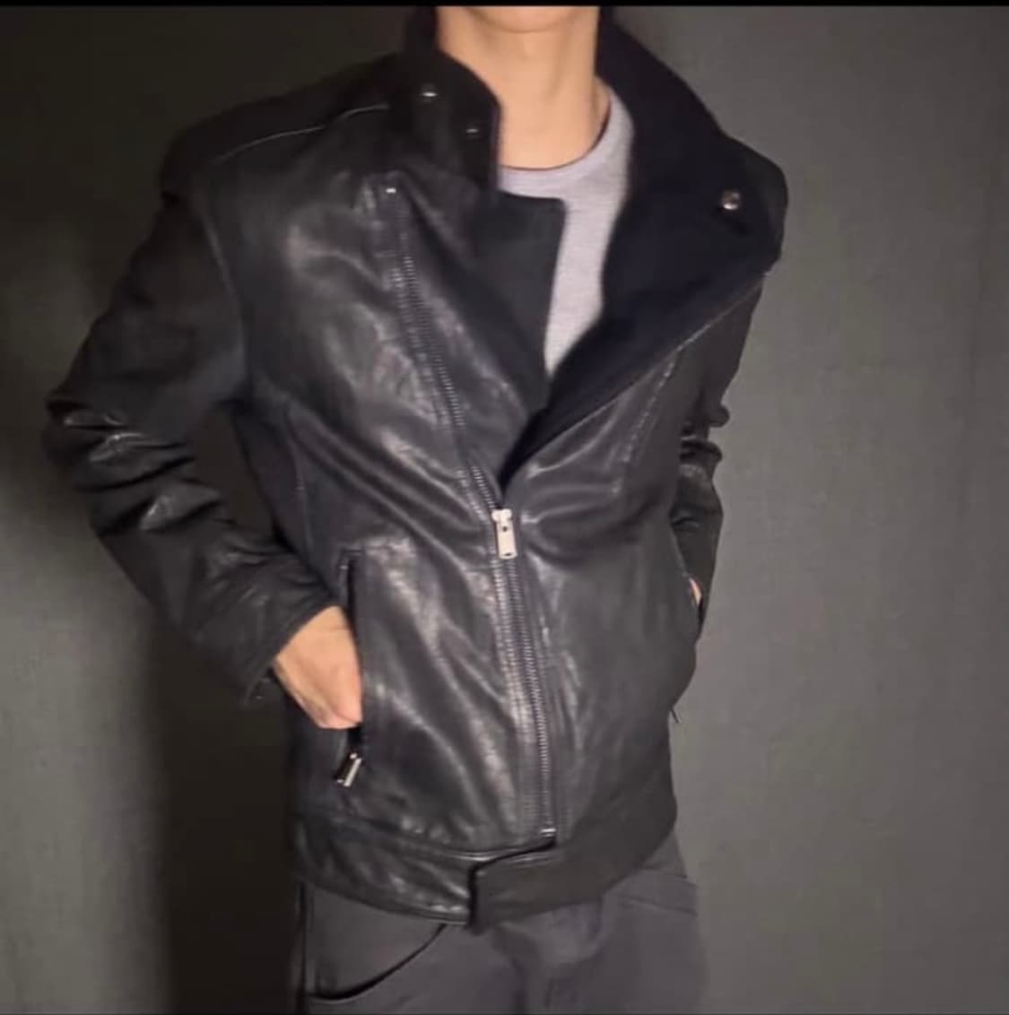 사선 하이넥 레더 재킷 상품이미지5