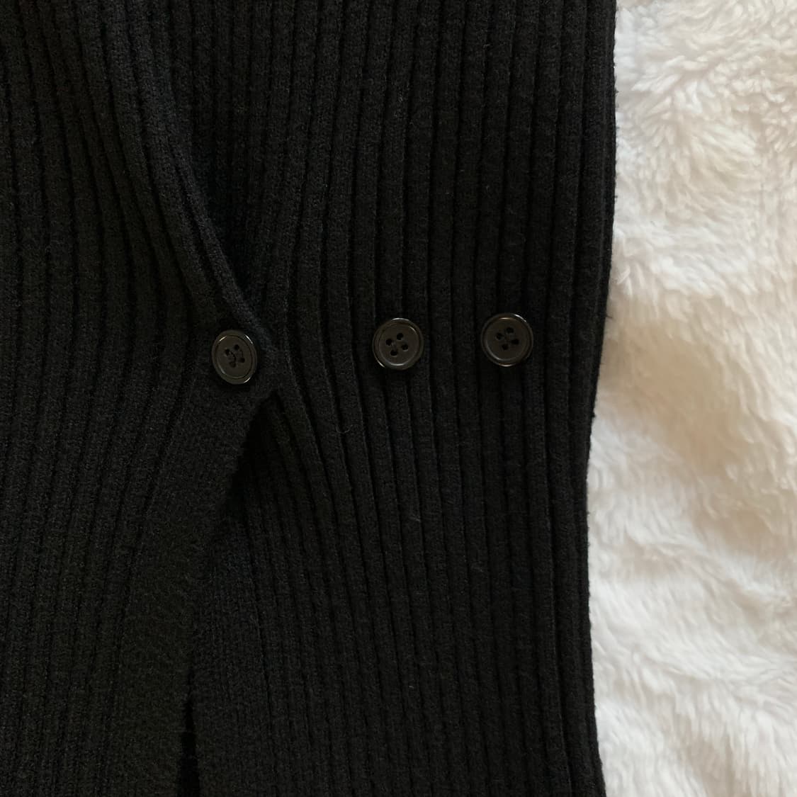 반폴라 옆트임 버튼조절 골지 슬림 블랙 니트 상품이미지8