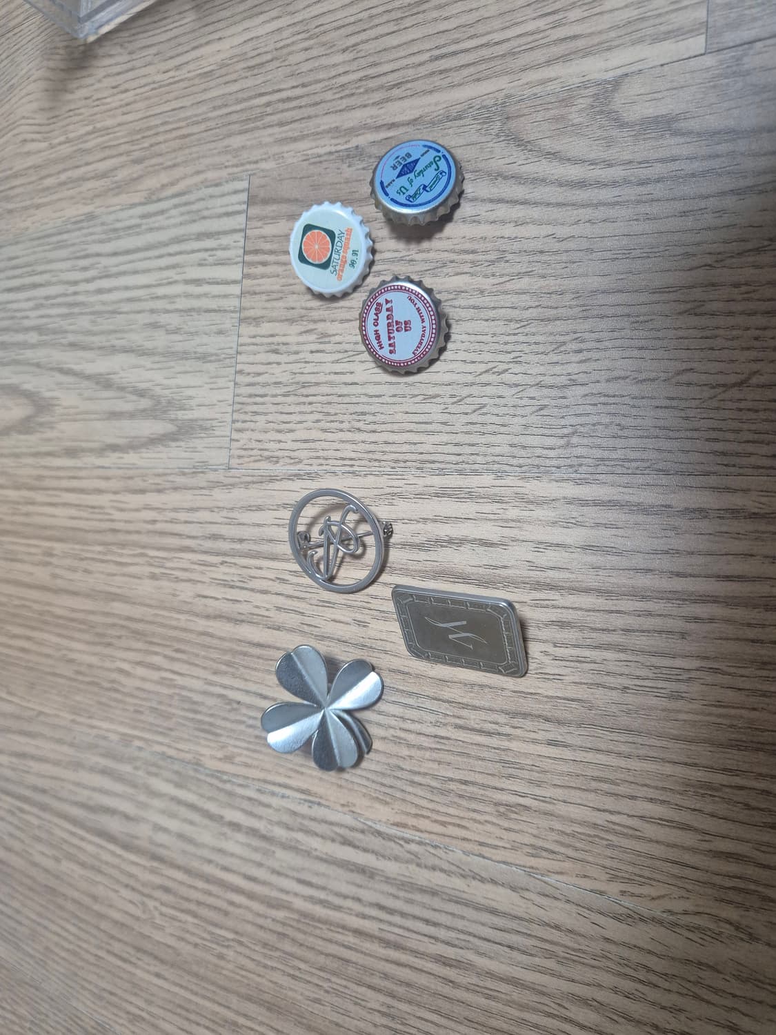 STU병뚜껑 브로치 외 타브랜드 브로치
일괄 상품이미지1