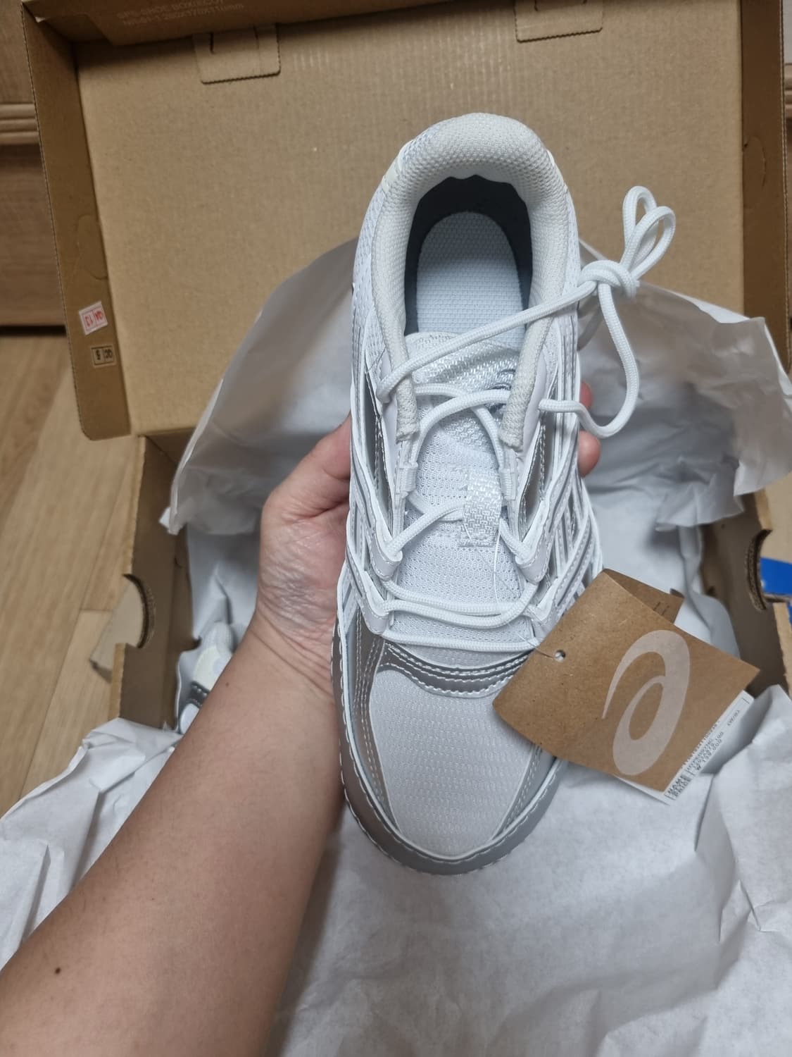 아식스 하이퍼싱크 화이트 퓨어 실버
235사이즈 새상품 상품이미지3