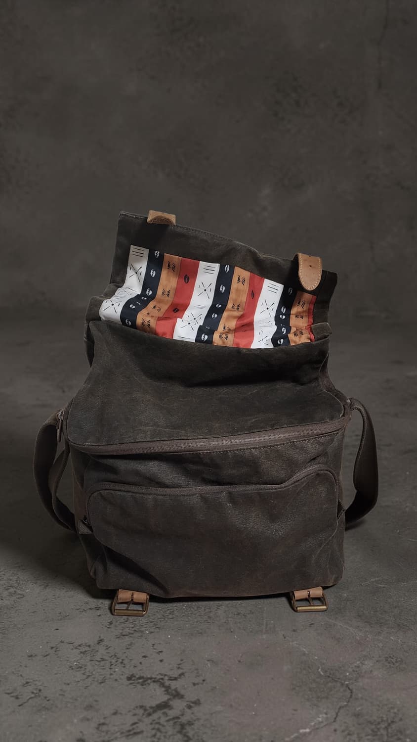 내셔널지오그래픽 다크 브라운 메신저백 상품이미지4