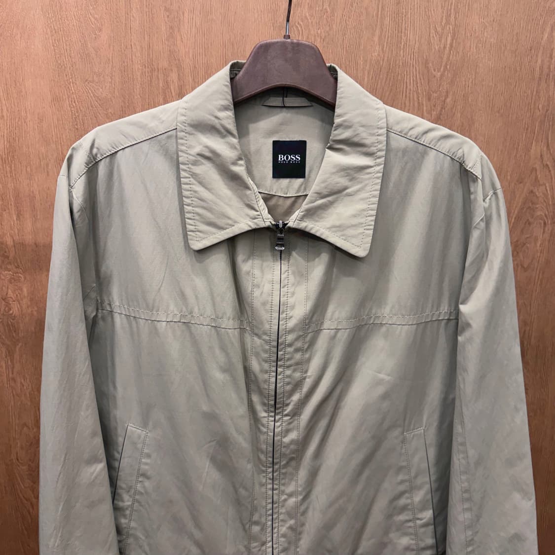 휴고 보스 경량 코튼 집업 자켓 셔츠 카라 슬랜트 포켓 디테일 베이지 상품이미지4