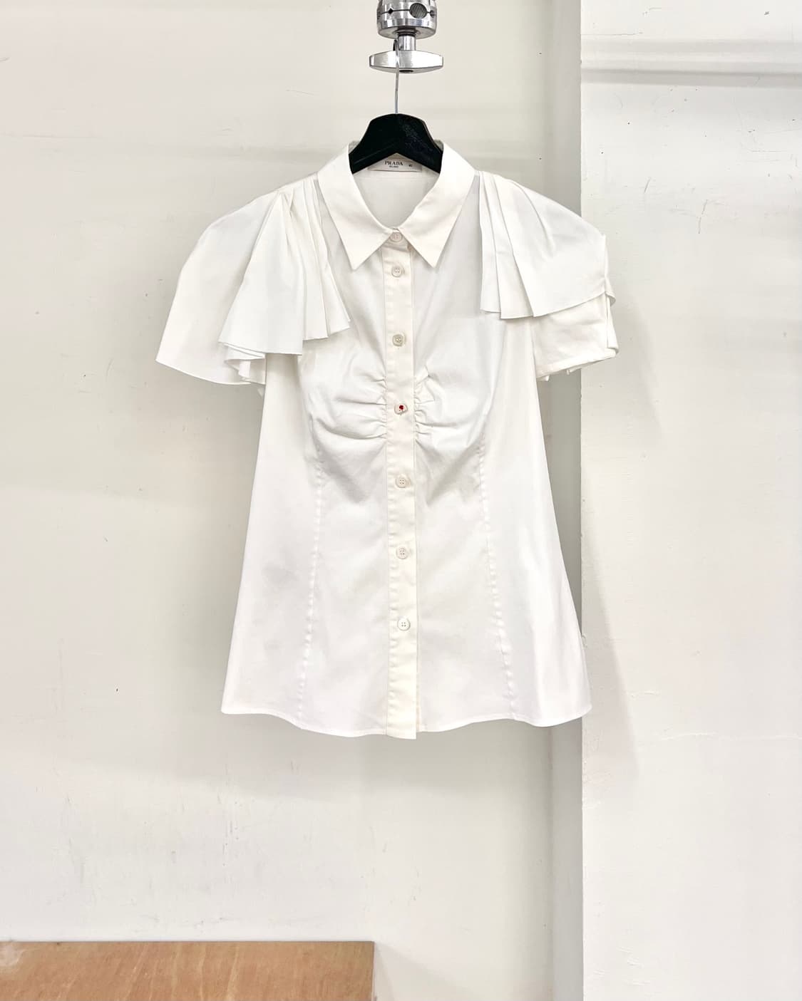 프라다 화이트 레이어드 숄더 하프 셔츠 상품이미지1