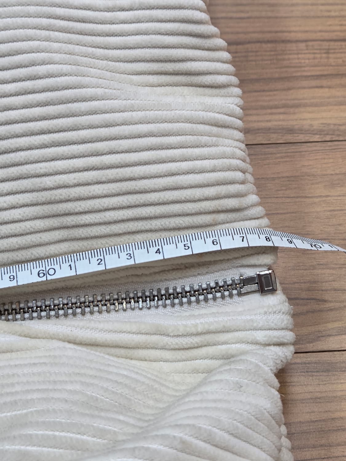 흰색 MLB 코듀로이 패딩 조끼 M사이즈입니다. 뉴욕 양키스 로고가 박혀 상품이미지6