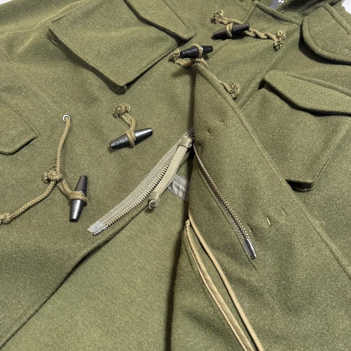 빔즈(BEAMS) 다크그린컬러 폴리 레이온 혼방 빅실루엣 후드 더플 코트 상품이미지5