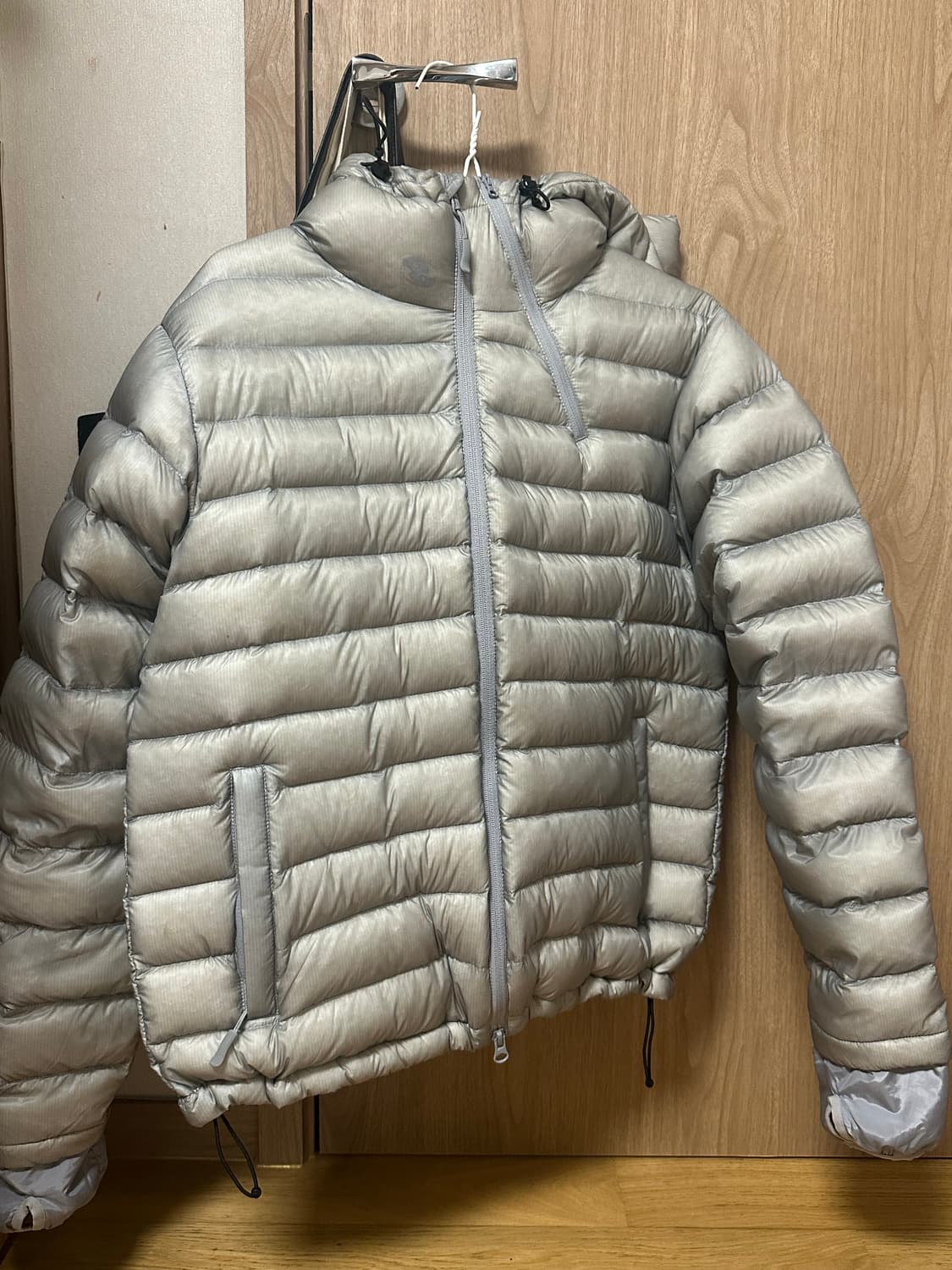 산산기어 서피스 푸퍼 자켓 경량패딩 그레이 24FW 상품이미지2