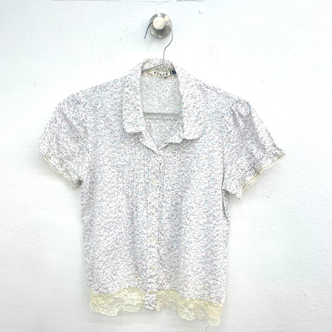 Floral pintuck lace hem blouse 상품이미지1