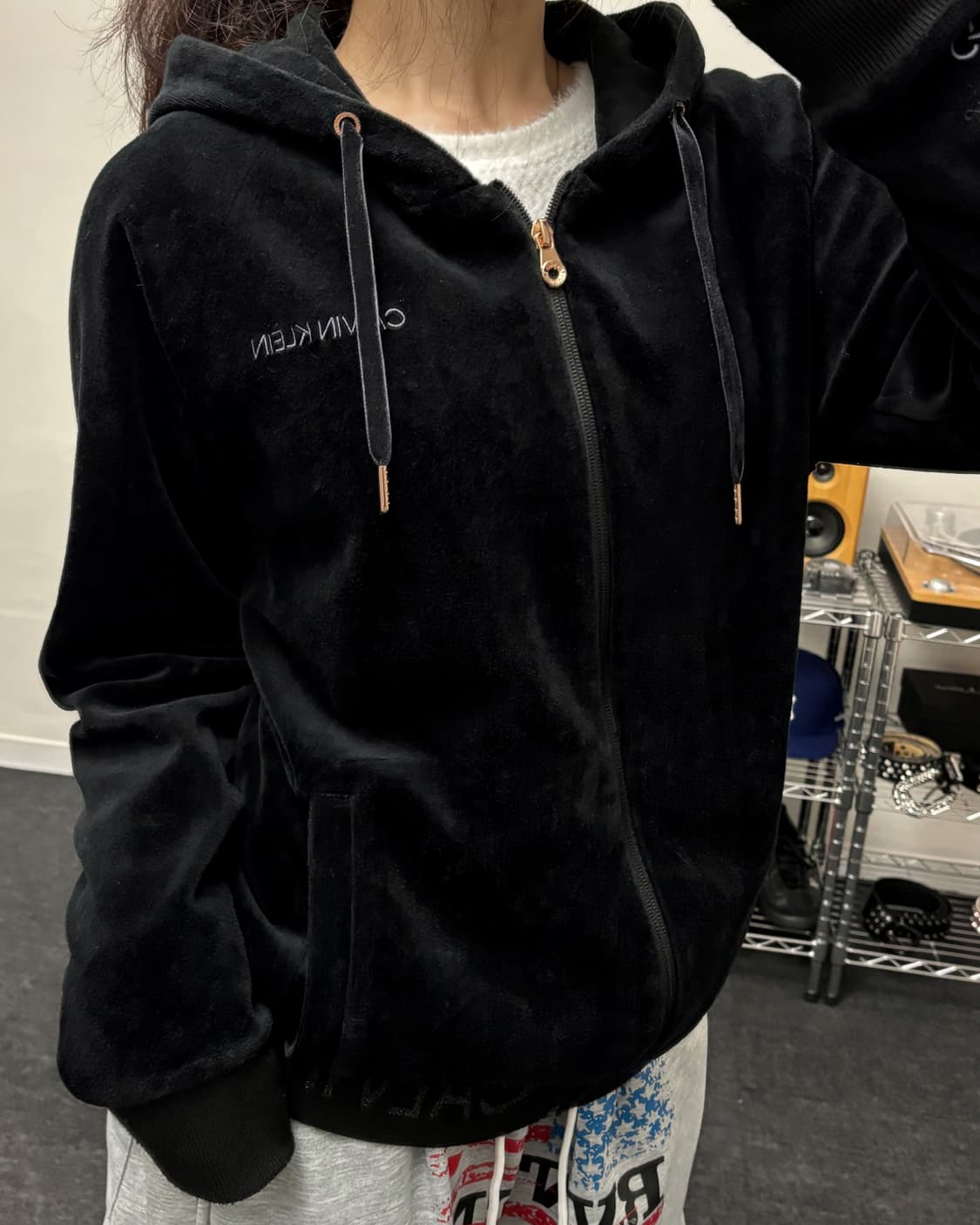 캘빈클라인 자수로고 벨벳 후드집업 블랙  상품이미지2