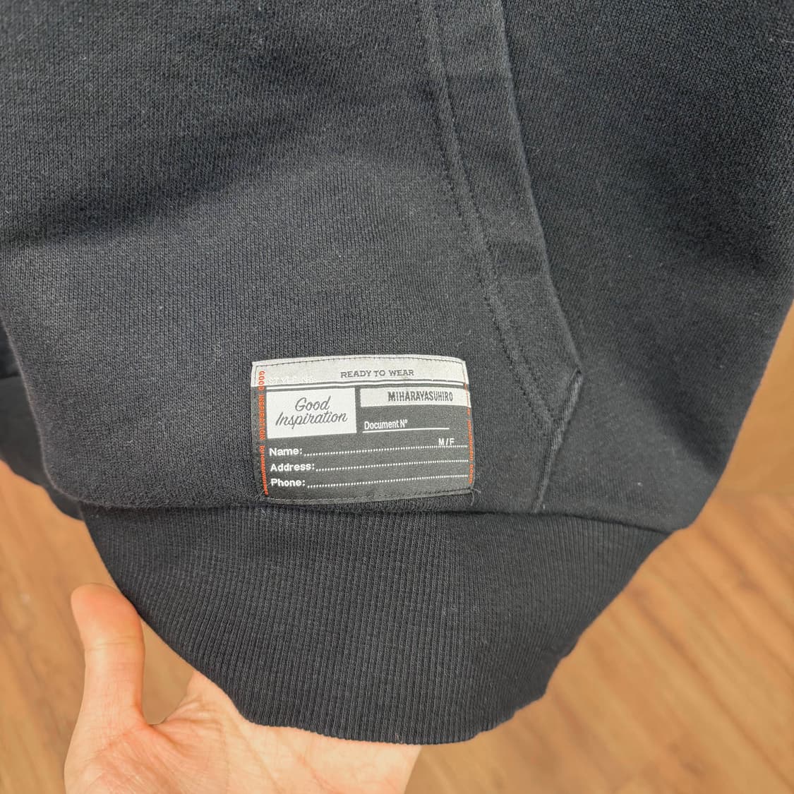 미하라 야스히로 후드 스웻셔츠 레터링 프린트 드롭 숄더 포켓 디테일 블랙 상품이미지6