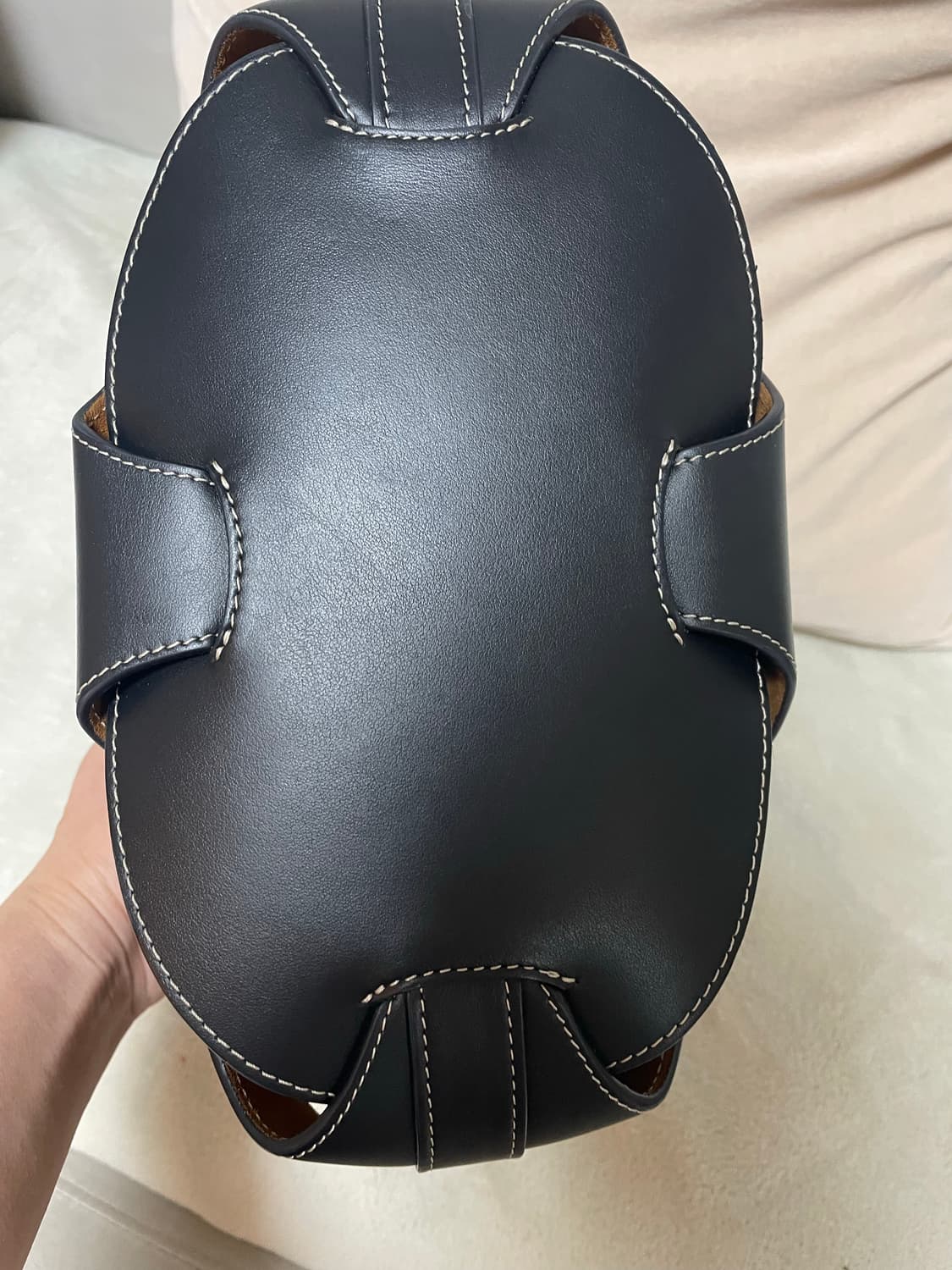 HEREU 헤레우 여성 오나다 컷아웃 레더 토트백 블랙 상품이미지2