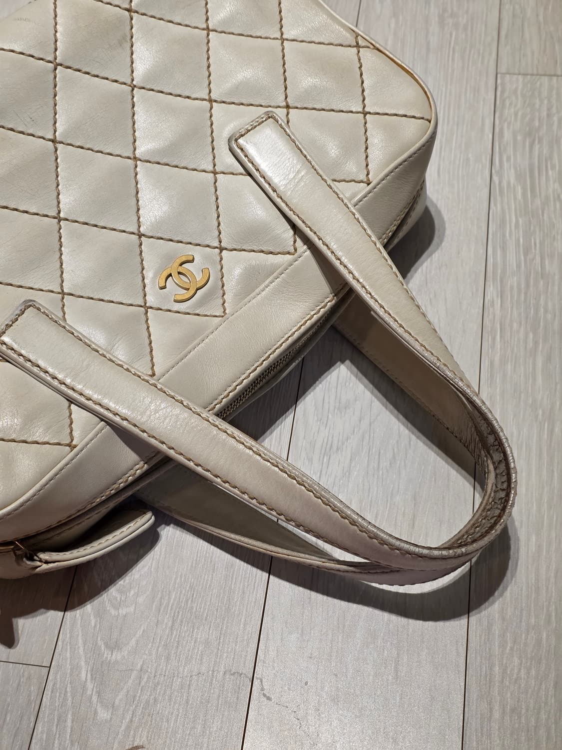 샤넬 퀼팅 스티치 화이트 토트백 상품이미지3