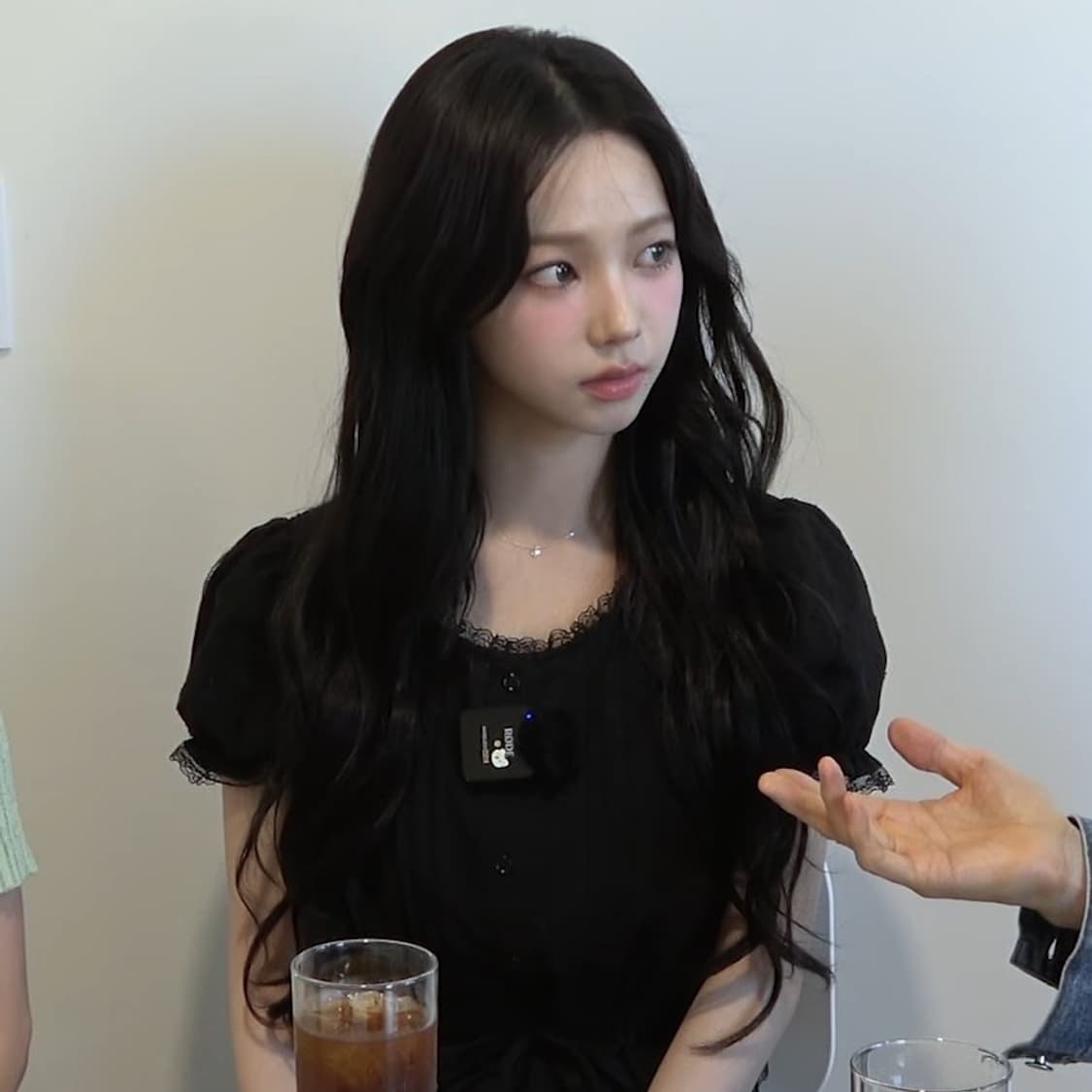 로라로라 프릴 셔링 블라우스 블랙 free 카리나 착용 새상품 상품이미지1
