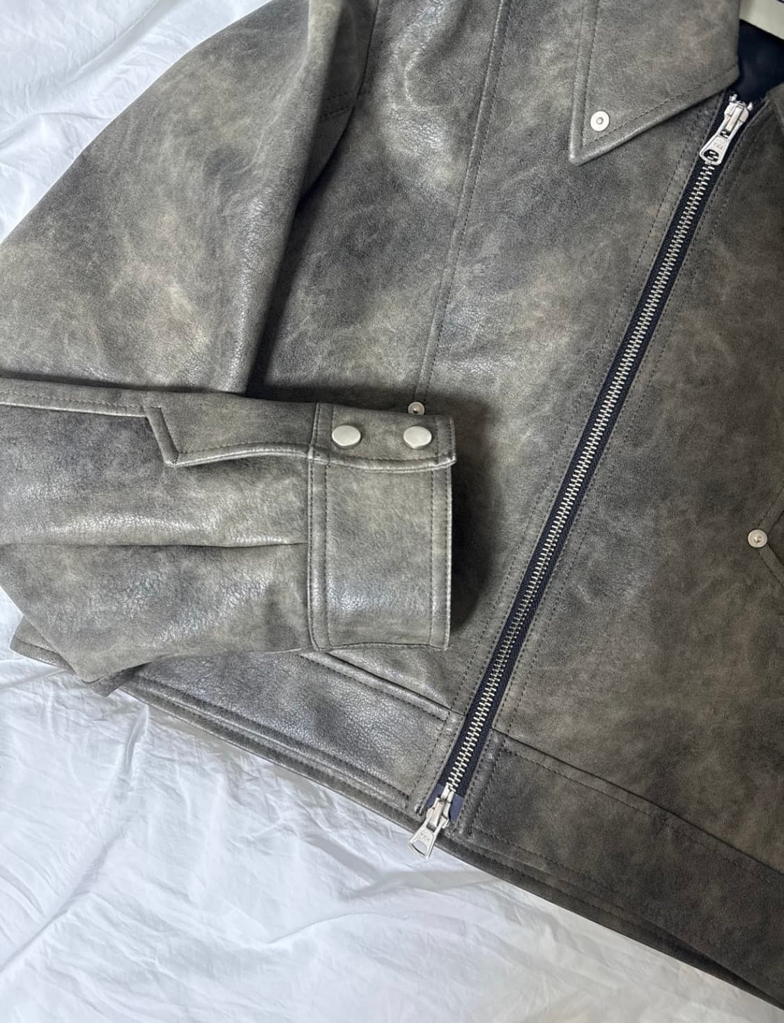 인사일런스 우먼 패널드 비건 레더 자켓 브라운 상품이미지3