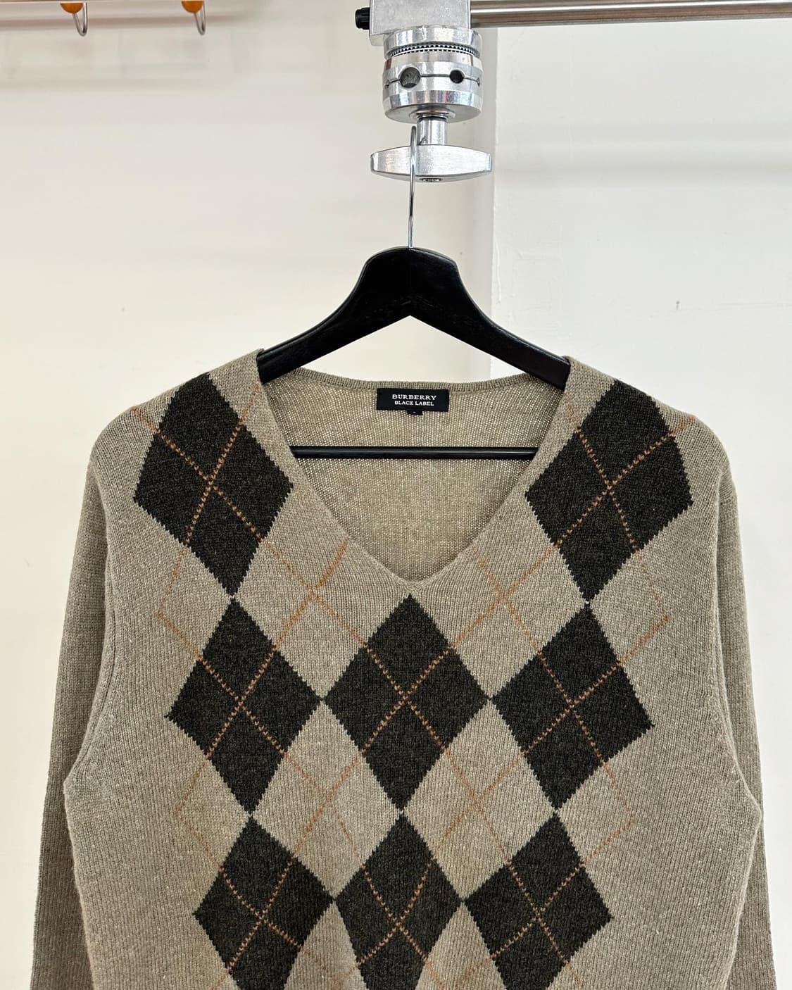 버버리 블랙라벨 카키 아가일패턴 브이넥 니트  상품이미지2