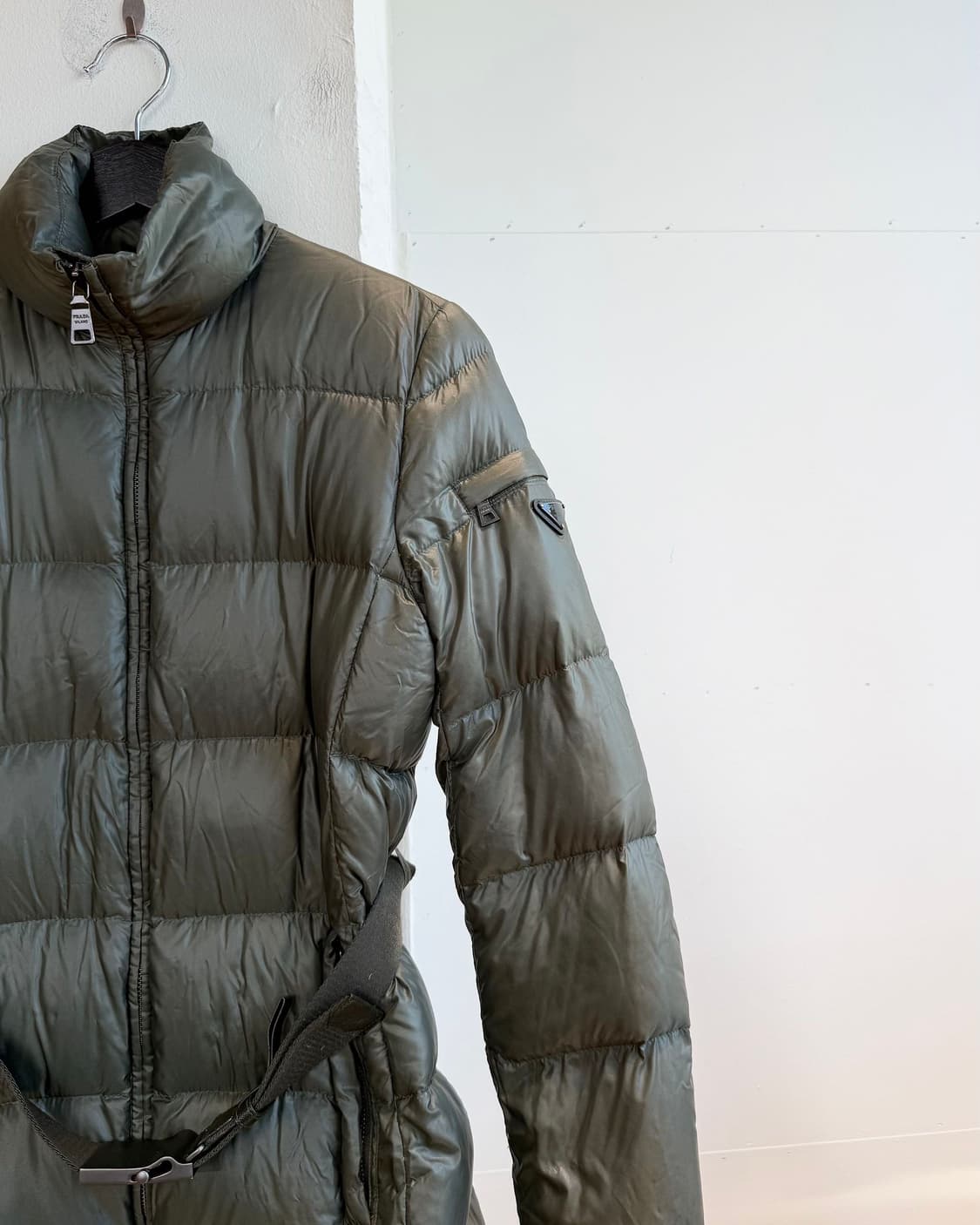 프라다 카키 덕다운 벨티드 패딩 점퍼  상품이미지4