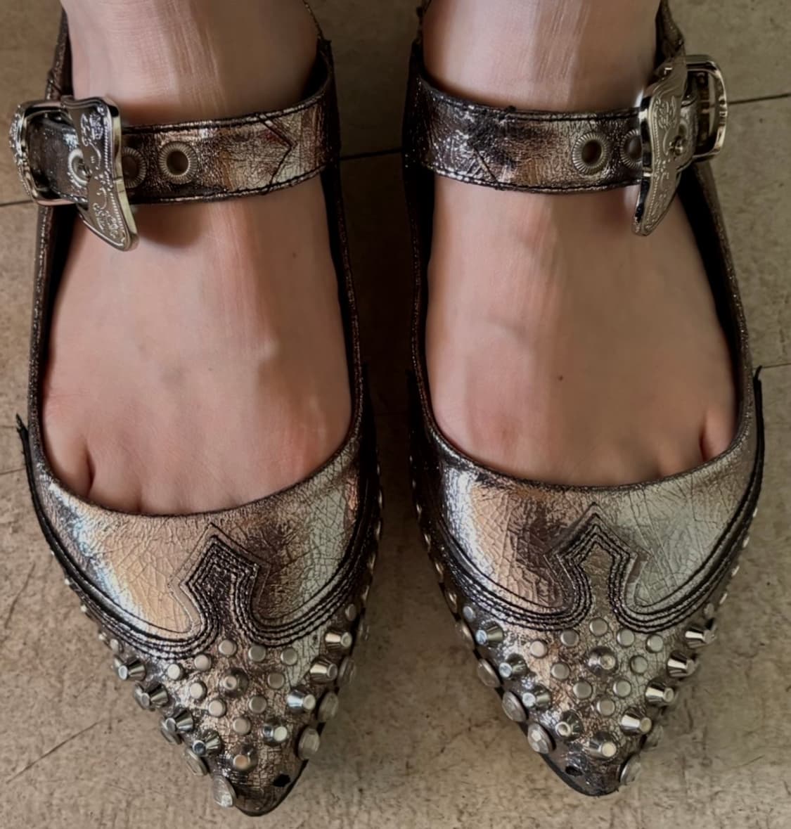 맥퀸 스터드 플랫슈즈 실버 235 상품이미지1