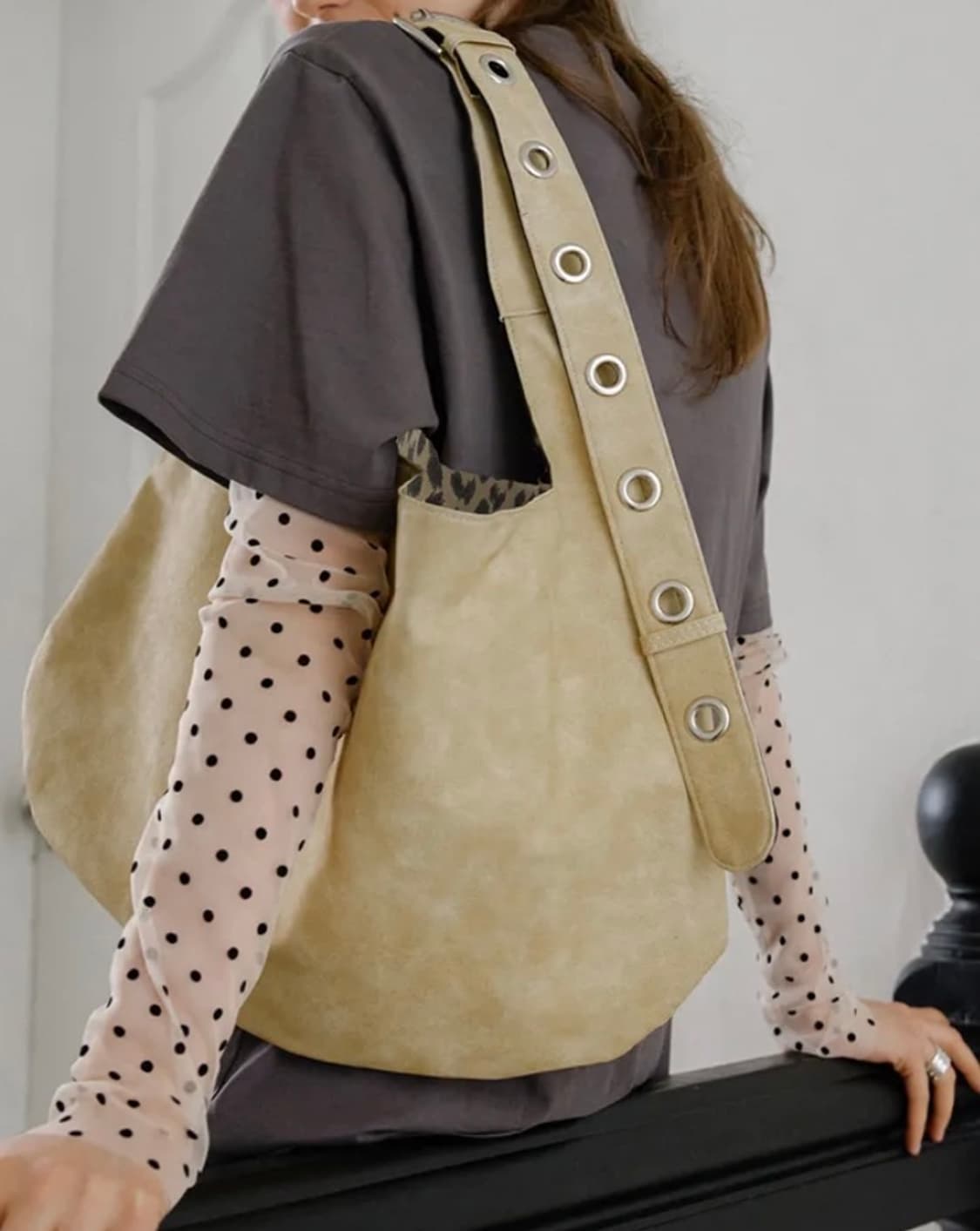 레터리 버클 리버시블 숄더백 버터&레오파드 상품이미지3