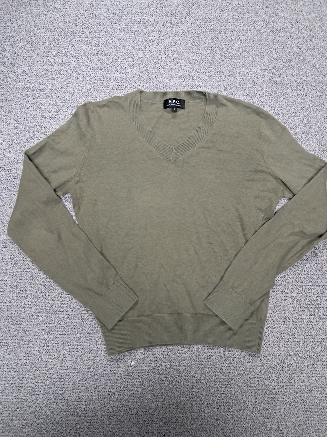 A.P.C. 브이넥 울캐시미어니트 카키색 상품이미지1