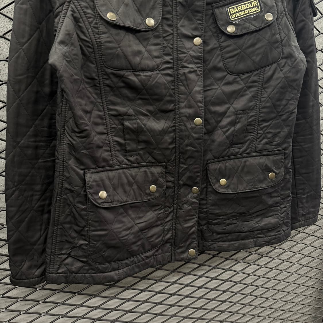 바버 인터네셔널 퀼팅자켓 기모안감 4포켓 벨티드 디테일 블랙 상품이미지5