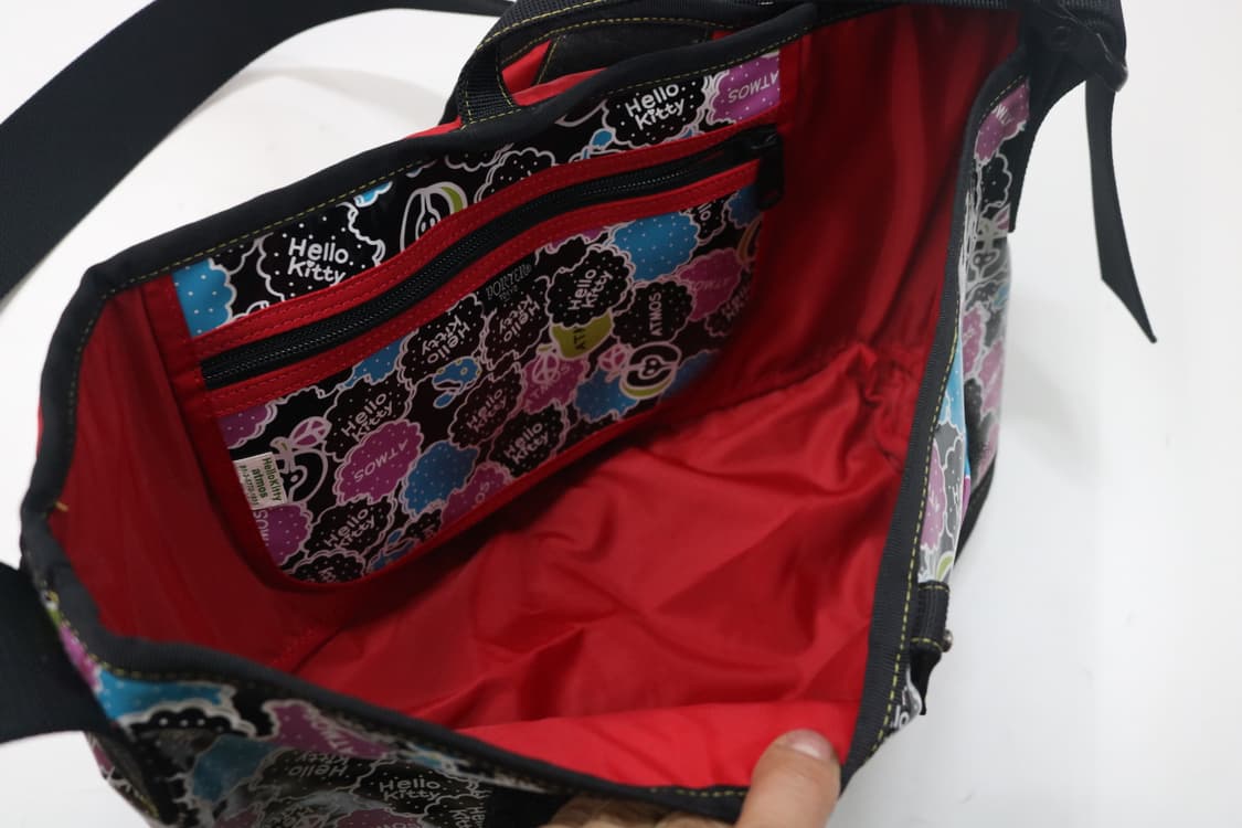 포터 × 아트모스 × HELLO KITTY 콜라보 벨루아 메신저백 상품이미지9
