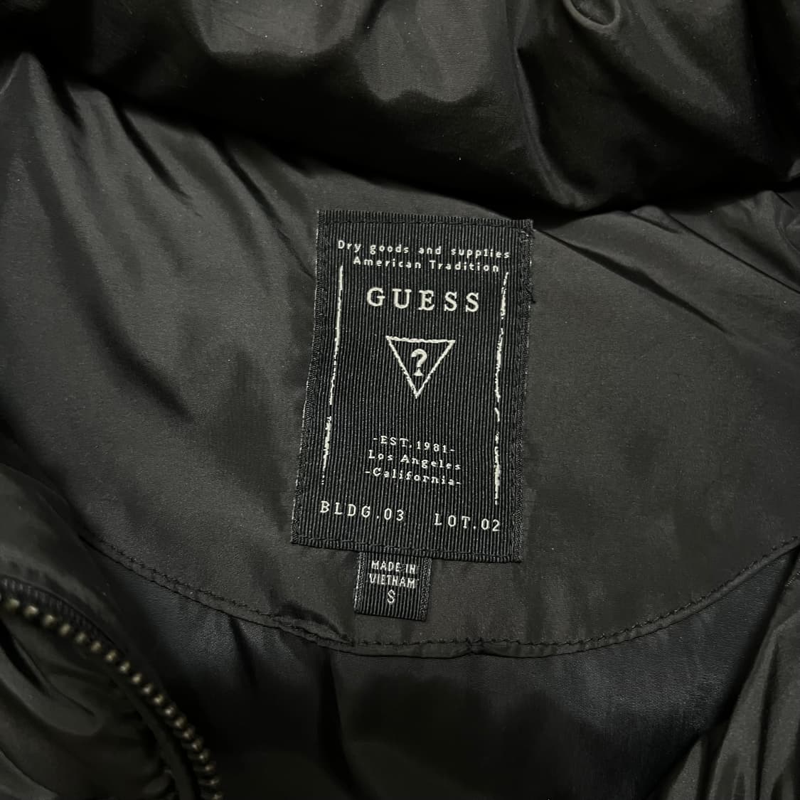 게스 여성 덕다운 와펜 쉐브론 롱패딩 점퍼 [블랙] S/90 상품이미지5