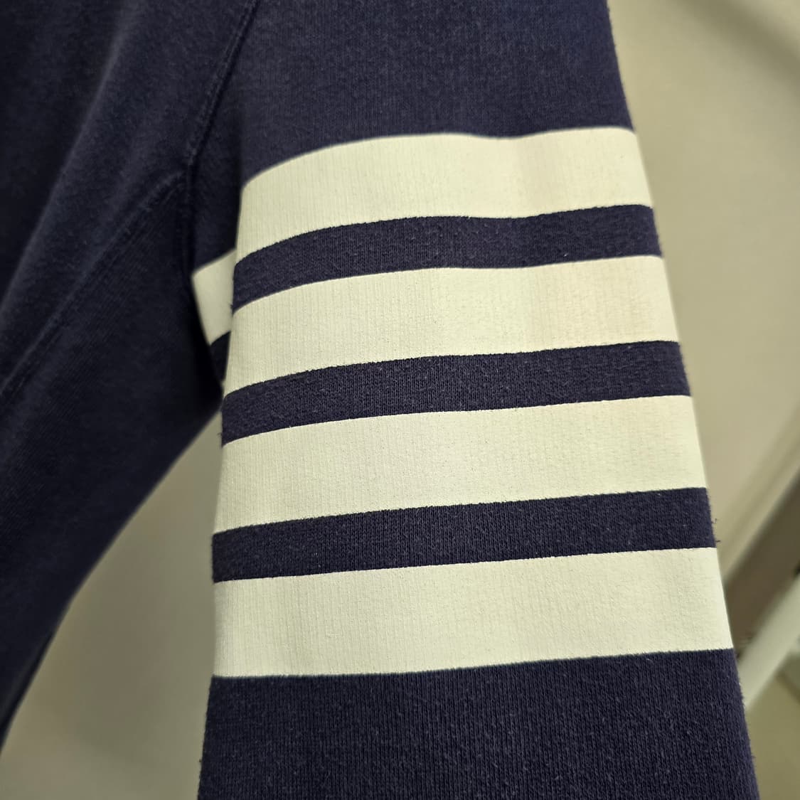 톰브라운 사선 완장 맨투맨 2사이즈 95 100 판매 상품이미지4