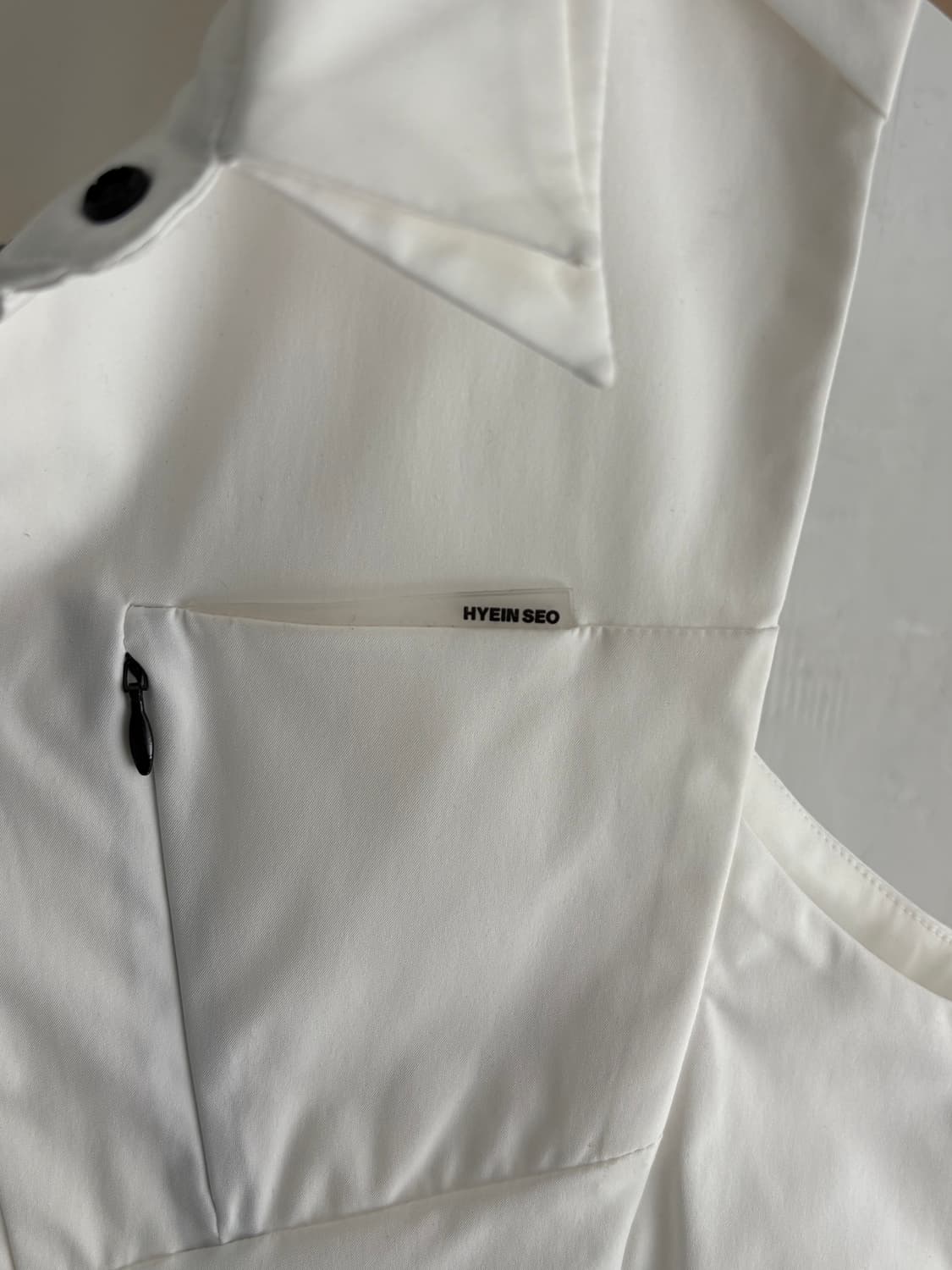 Hyein Seo 혜인서 화이트 컬러 슬리브리스 셔츠  상품이미지4