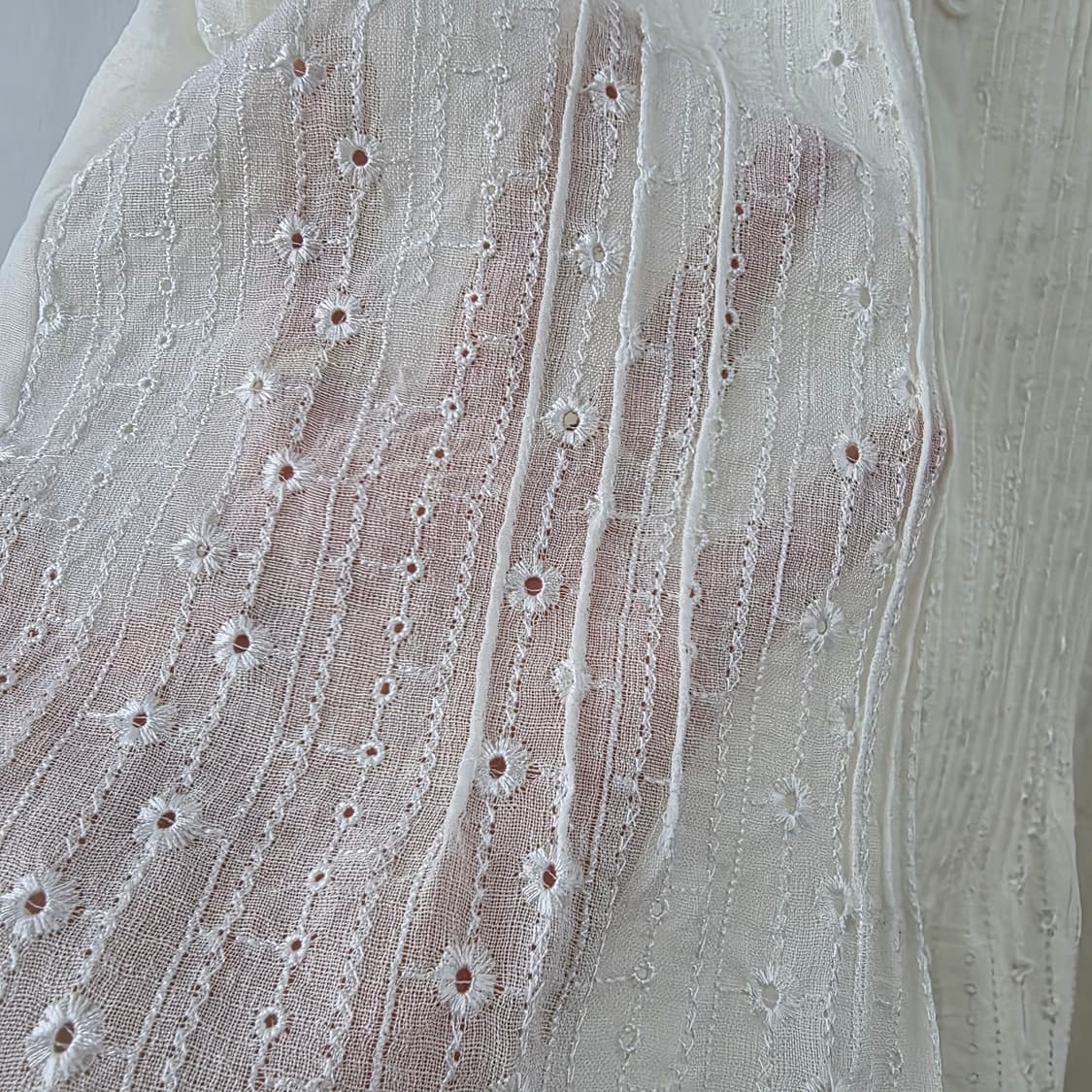 CATTON 아이보리 로맨틱 핀턱 자수 하이넥 블라우스 상품이미지9