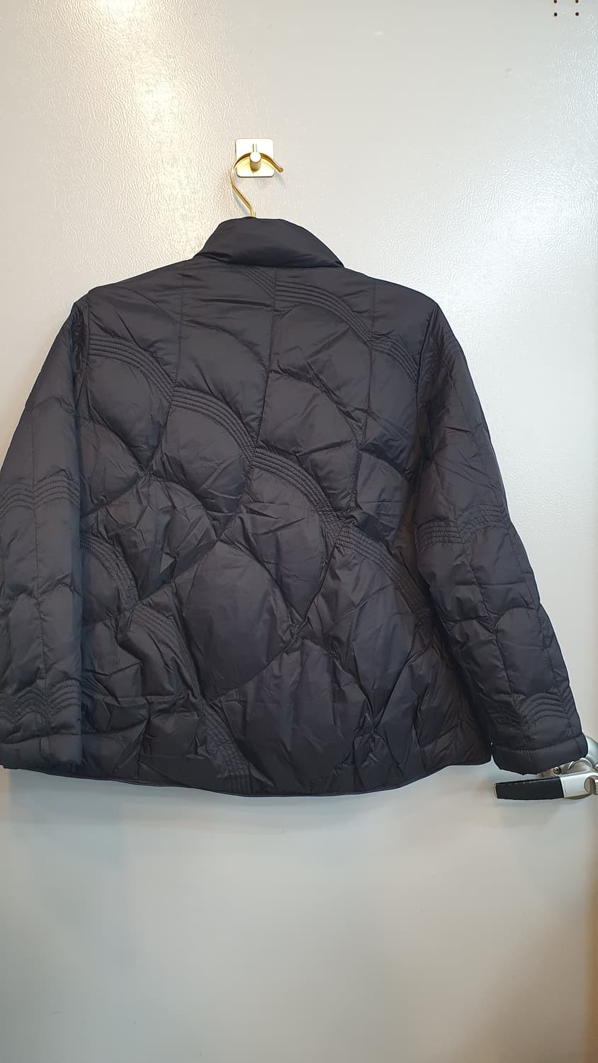 블랙 색상의 오리털 경량 점퍼입니다. 겉감은 은은한 광택 상품이미지4