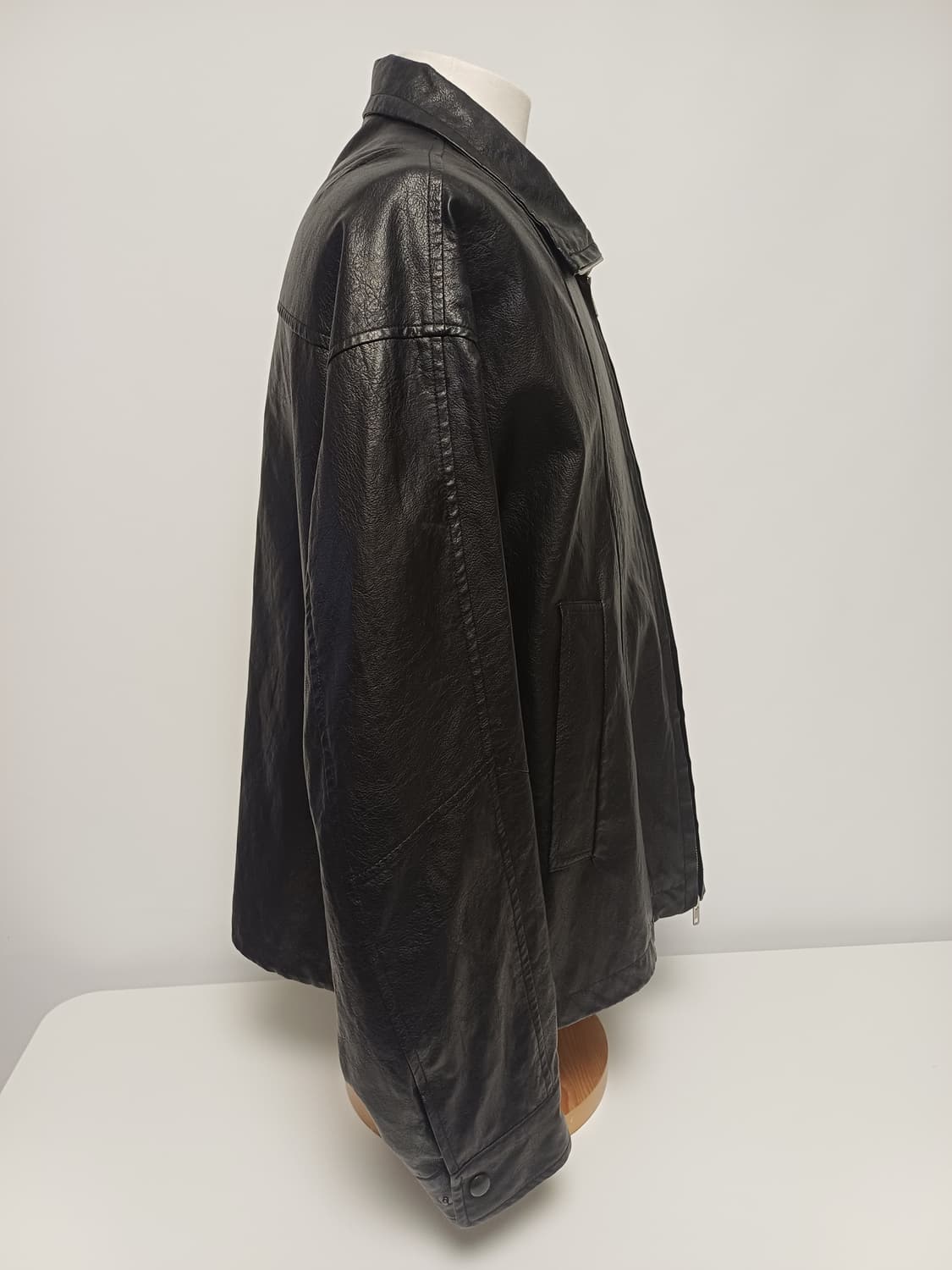 [Free] they 하이넥 절개 레더 자켓 (Black) 상품이미지2