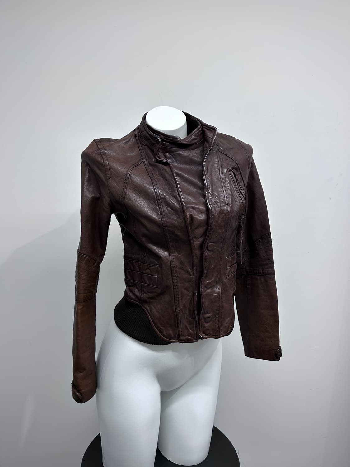 브라운 사선 비대칭 더블 클로징 레더 자켓 상품이미지6