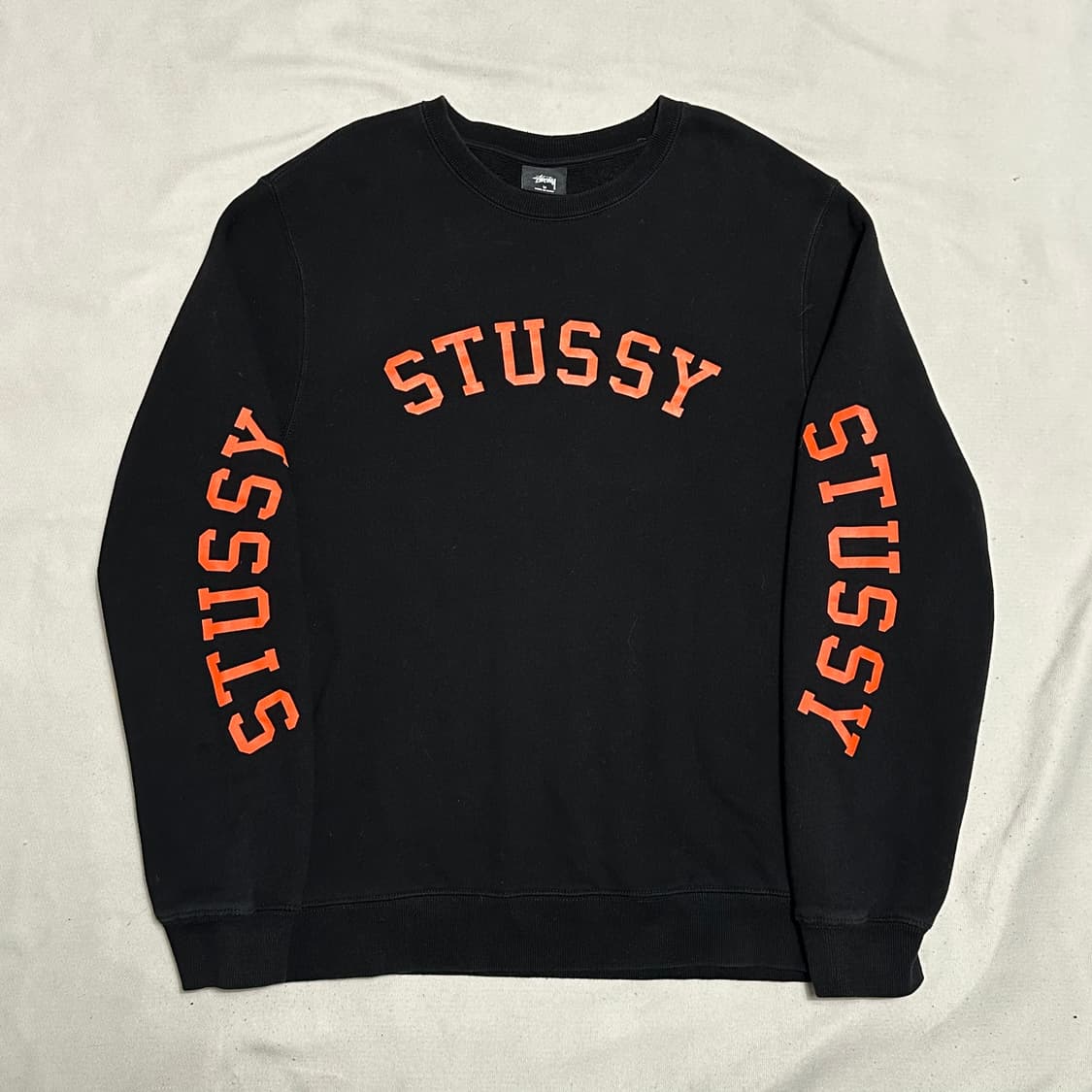 M 스투시 오렌지 로고 블랙 맨투맨  상품이미지2