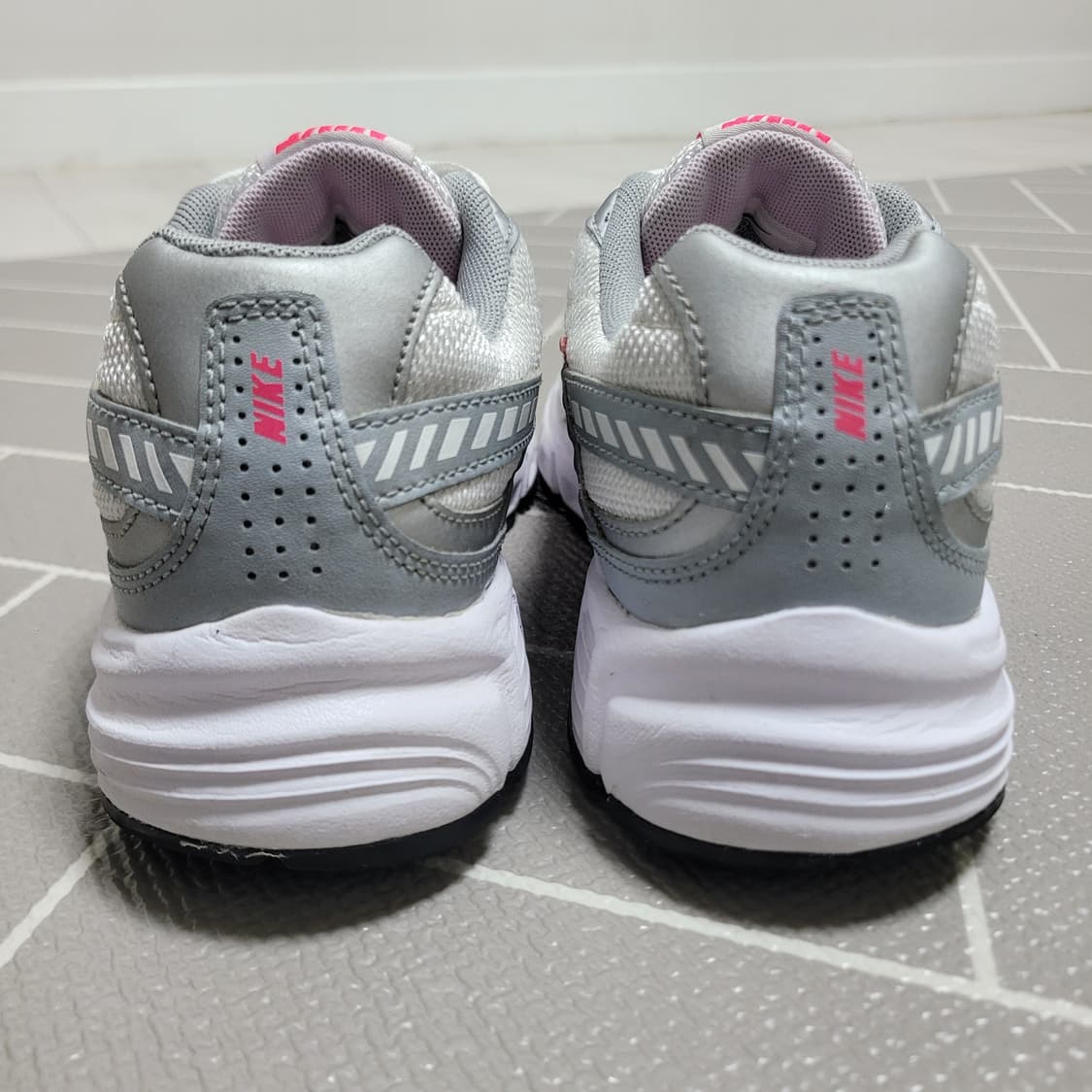 나이키 이니시에이터 실버핑크 운동화 225cm 상품이미지5