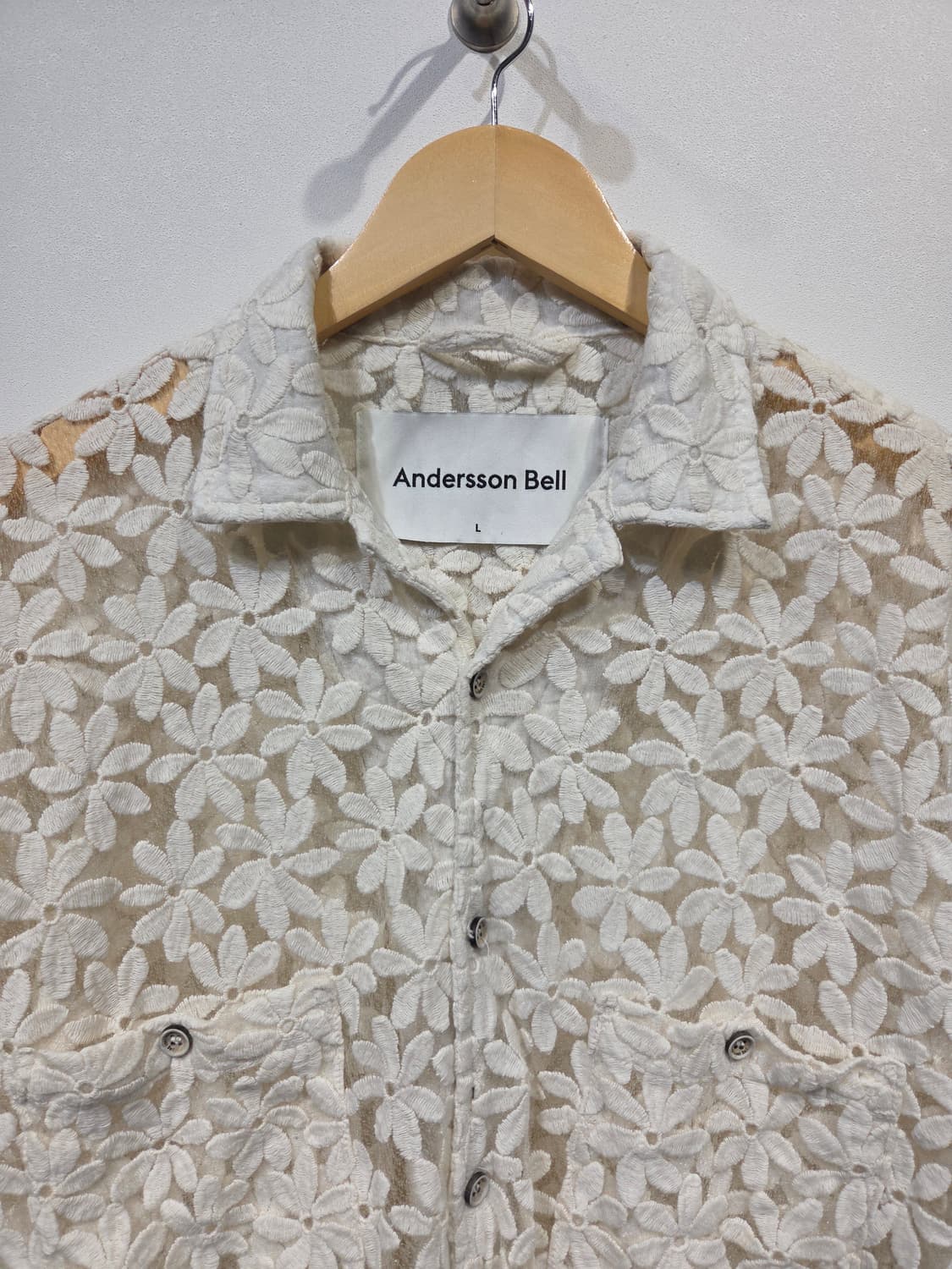 앤더슨벨 플라워 레이스 펀칭 반팔 셔츠 상품이미지3