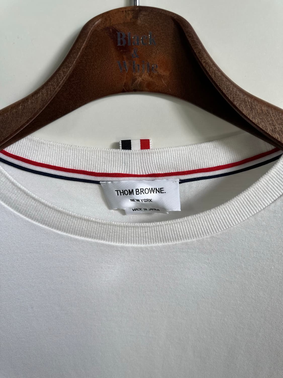 톰브라운 슬릿 라운드 티셔츠 - 화이트 / MJS068A0004210 상품이미지7