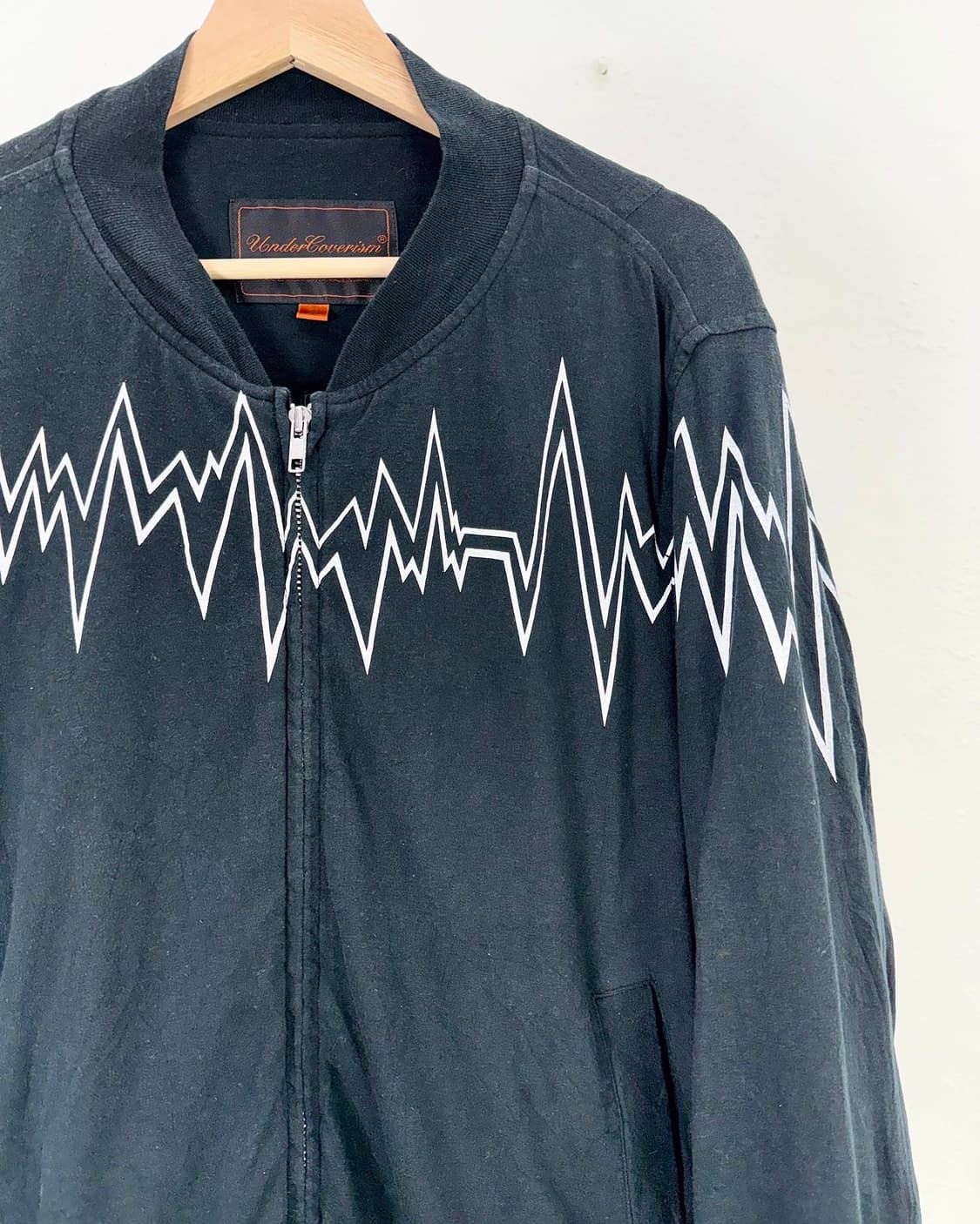 언더커버 06ss T 클라우스 그래픽 블랙 코튼 봄버 자켓 상품이미지4