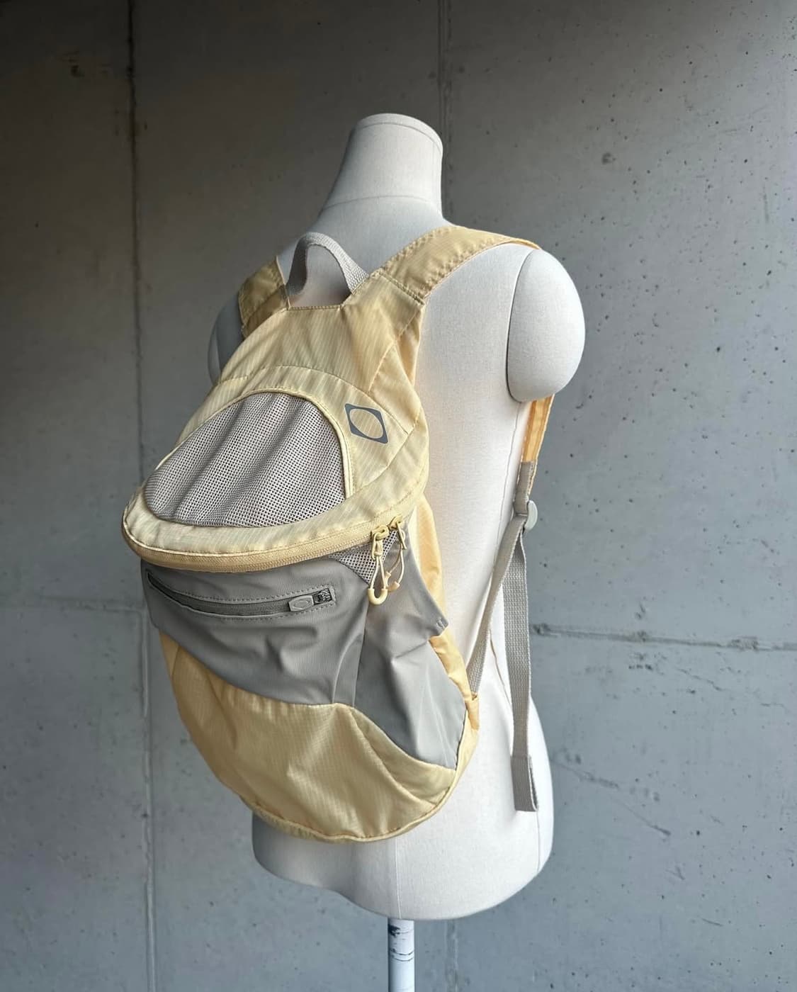 미스치프 라이트웨이트 집 어라운드 백팩 옐로우 상품이미지1