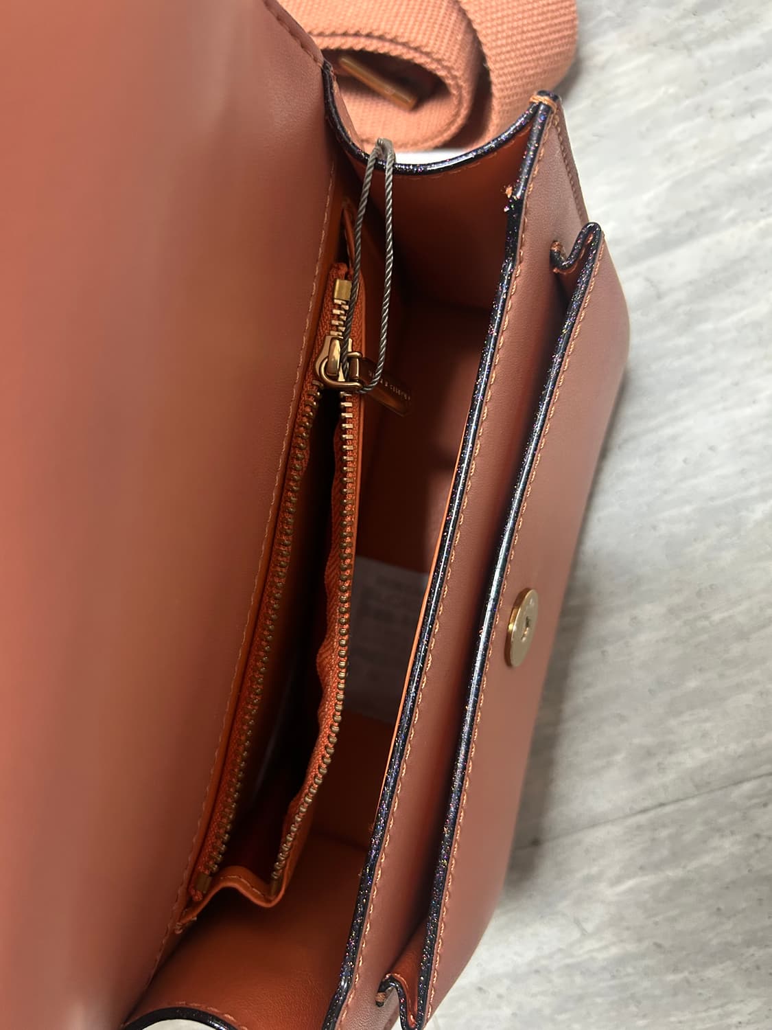 찰스앤키스 미니 크로스백 클레이 S 새상품급 가방 상품이미지5