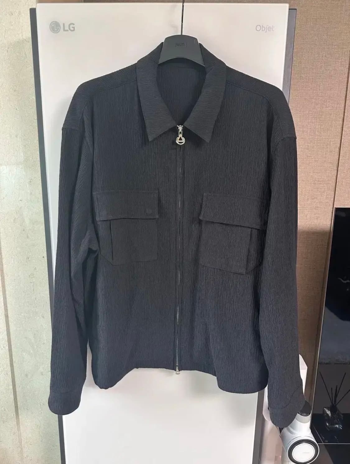 [52] 솔리드옴므 23SS 크리즈 플리츠 투 포켓 점퍼 블랙 상품이미지1