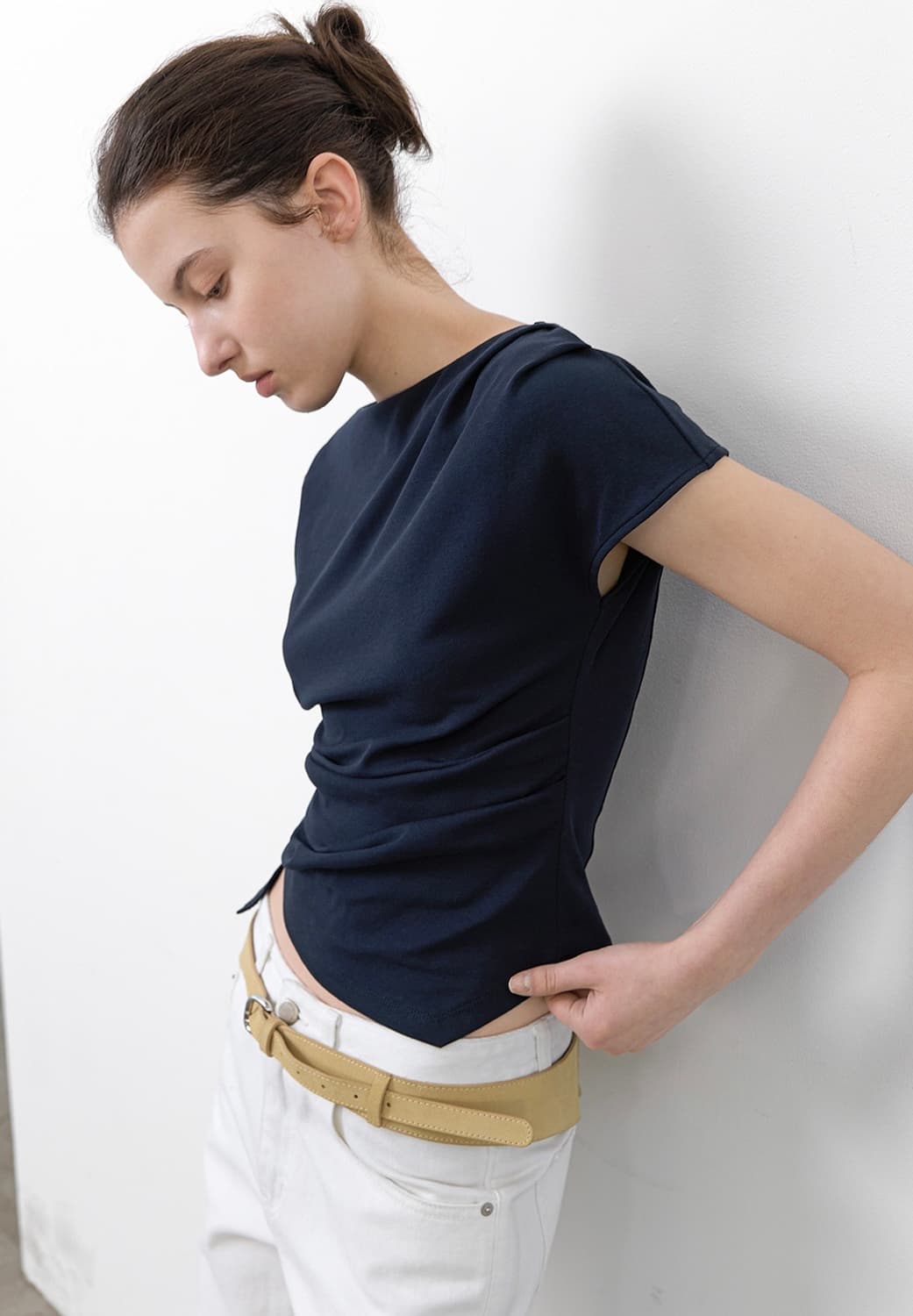 [새상품] 아틀리에나인 LOND WAIST TUCK BLOUSE NAVY 상품이미지1