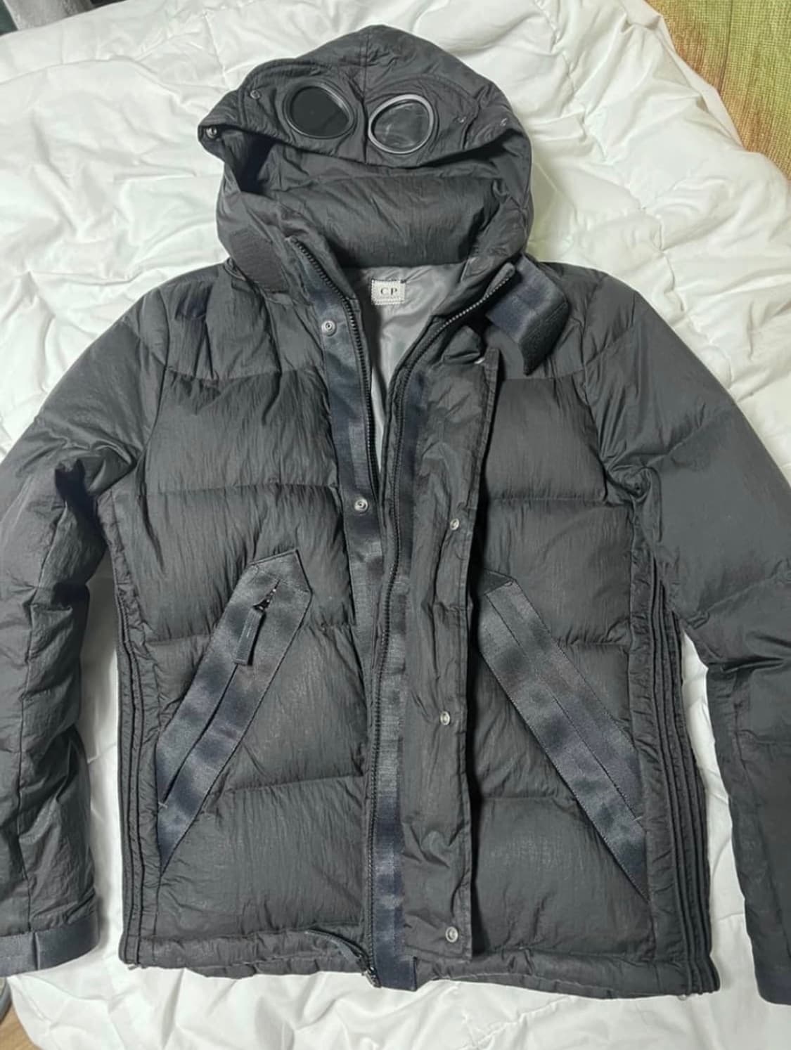 CP컴퍼니 남성 고글 패딩 블랙 상품이미지1
