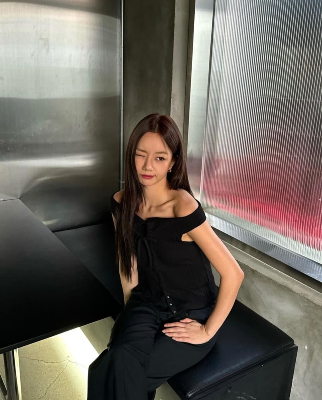 Yuse 유즈 스트링 오프숄더 탑 차콜 글로니 시눈 스컬프터 상품이미지1