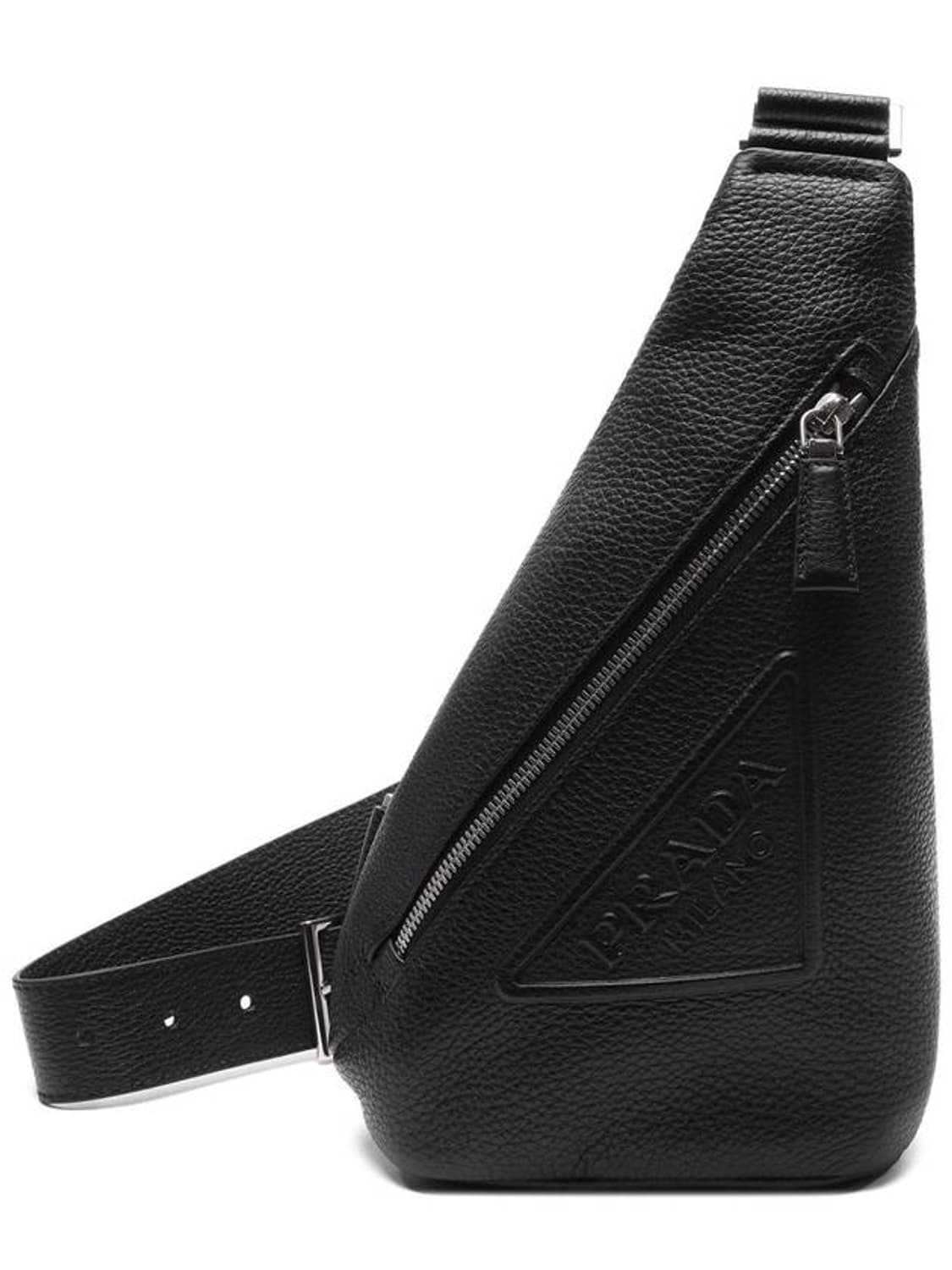 23S/S 프라다 엠보싱 트라이앵글 로고 레더 슬링백 상품이미지5