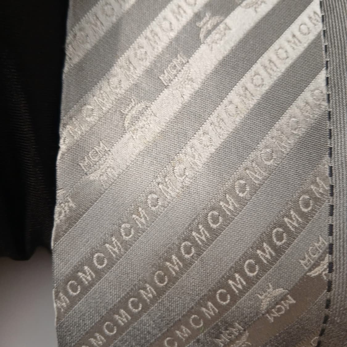 엠씨엠 실크 실버 사선 로고 패턴 넥타이 9cm A등급 A19638
 상품이미지10