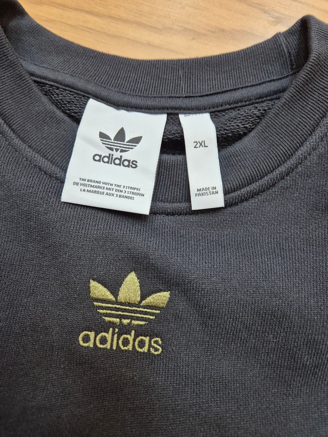 아디다스 카모 크루 맨투맨 2XL사이즈 판매합니다. 팔 부분에 카모 패턴 상품이미지3