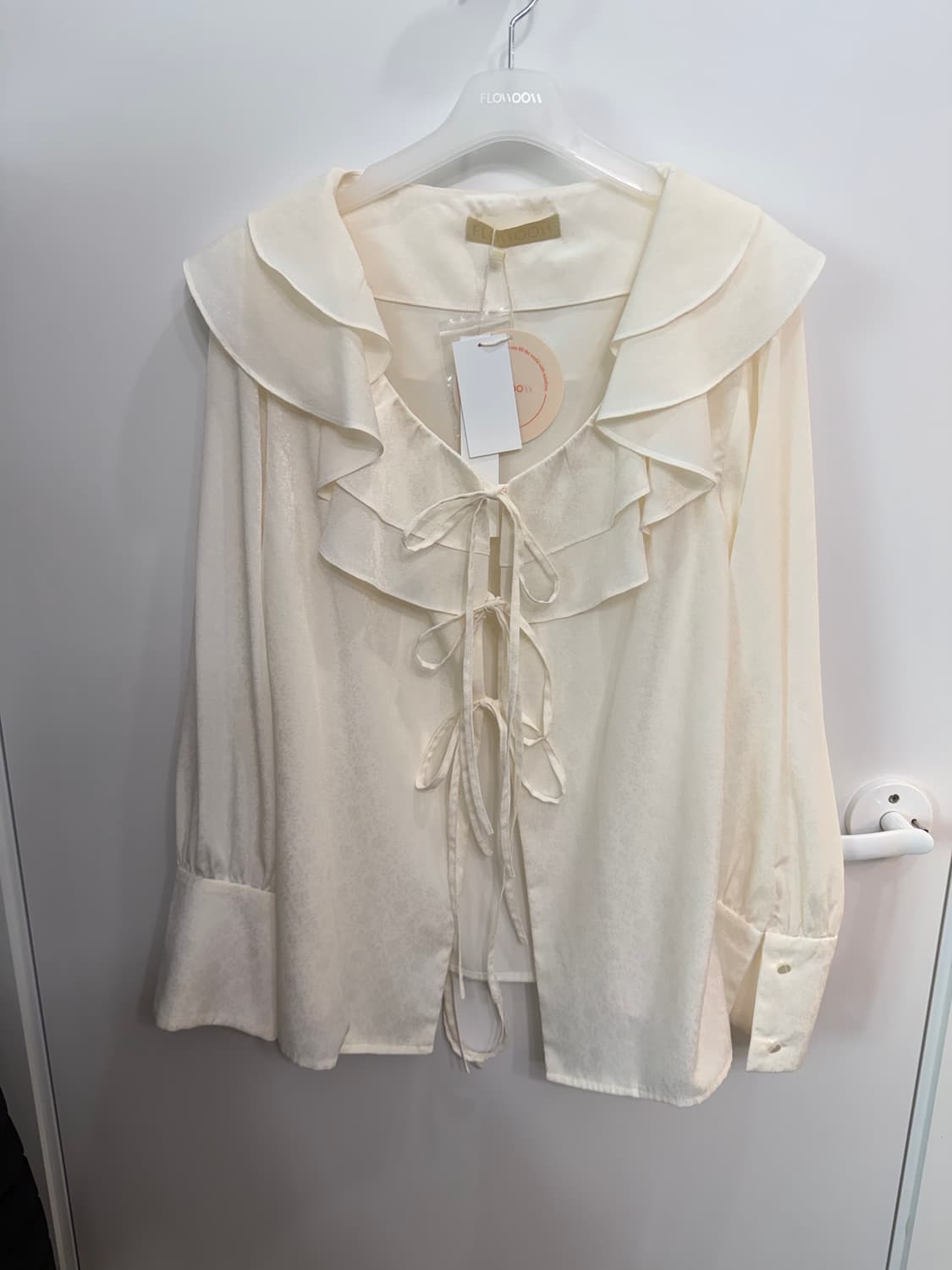 플로움 러플 블라우스택ㅇ 상품이미지2