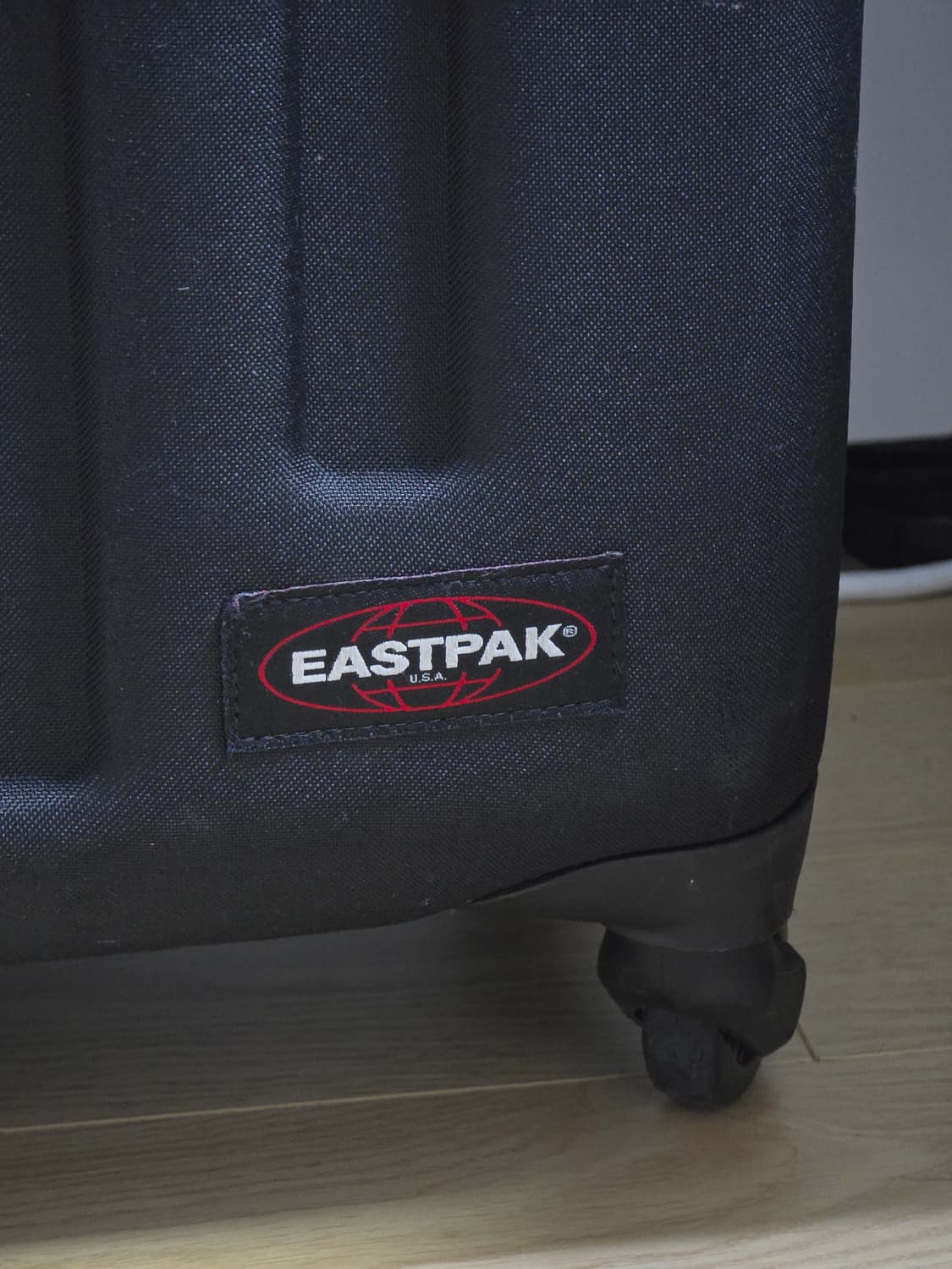 이스트팩 블랙 트렌쉘 캐리어 여행용 가방 M 상품이미지2